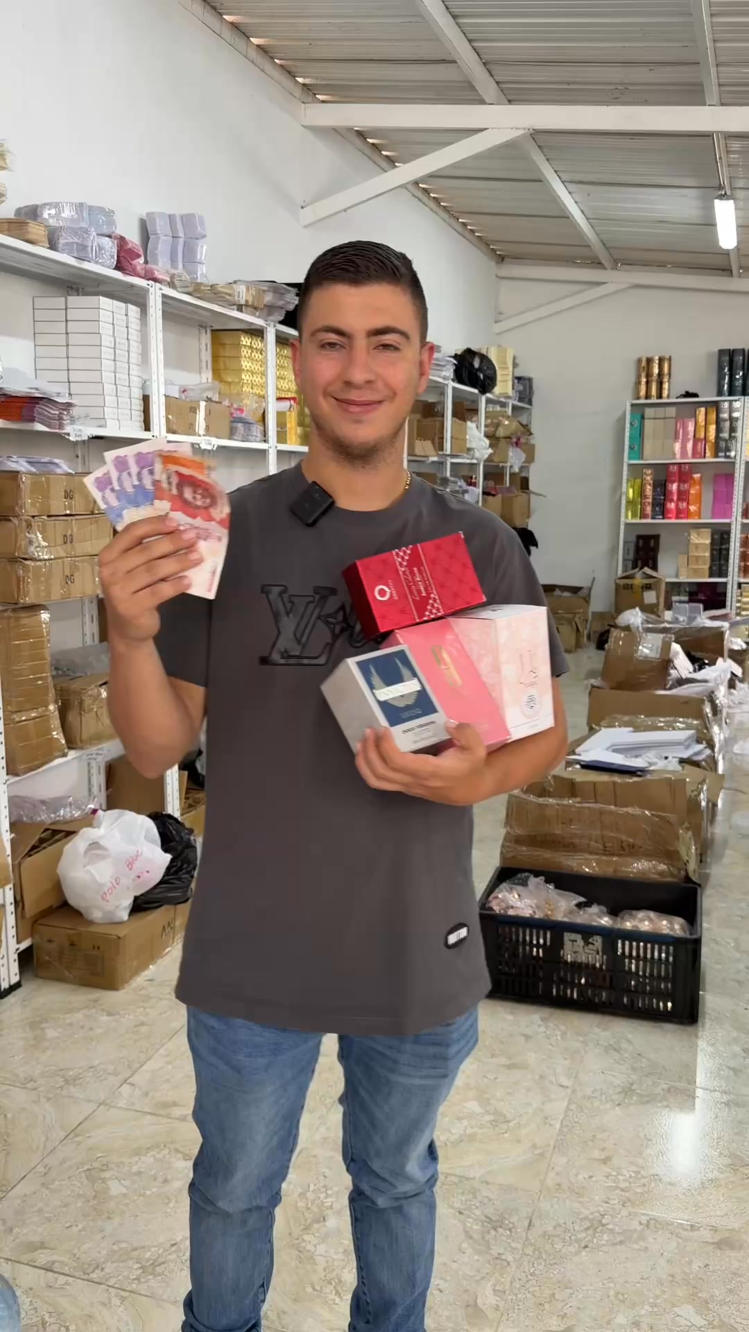 Factory perfum Facebook ad: Escríbenos y recibe el catálogo mayorista ahora