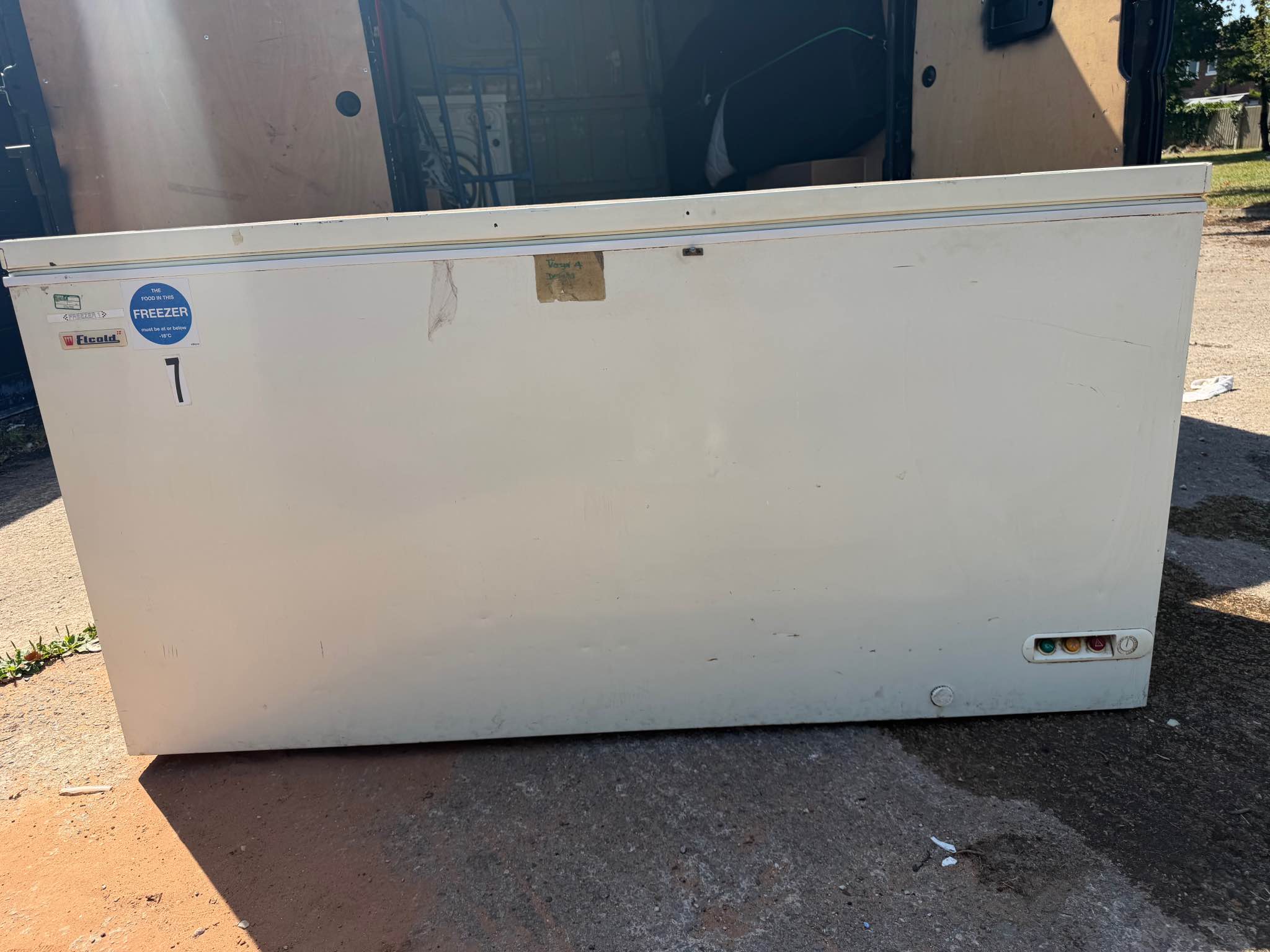 Nicola Jones Facebook ad: LOGIC XL freezer ‘delivery available’