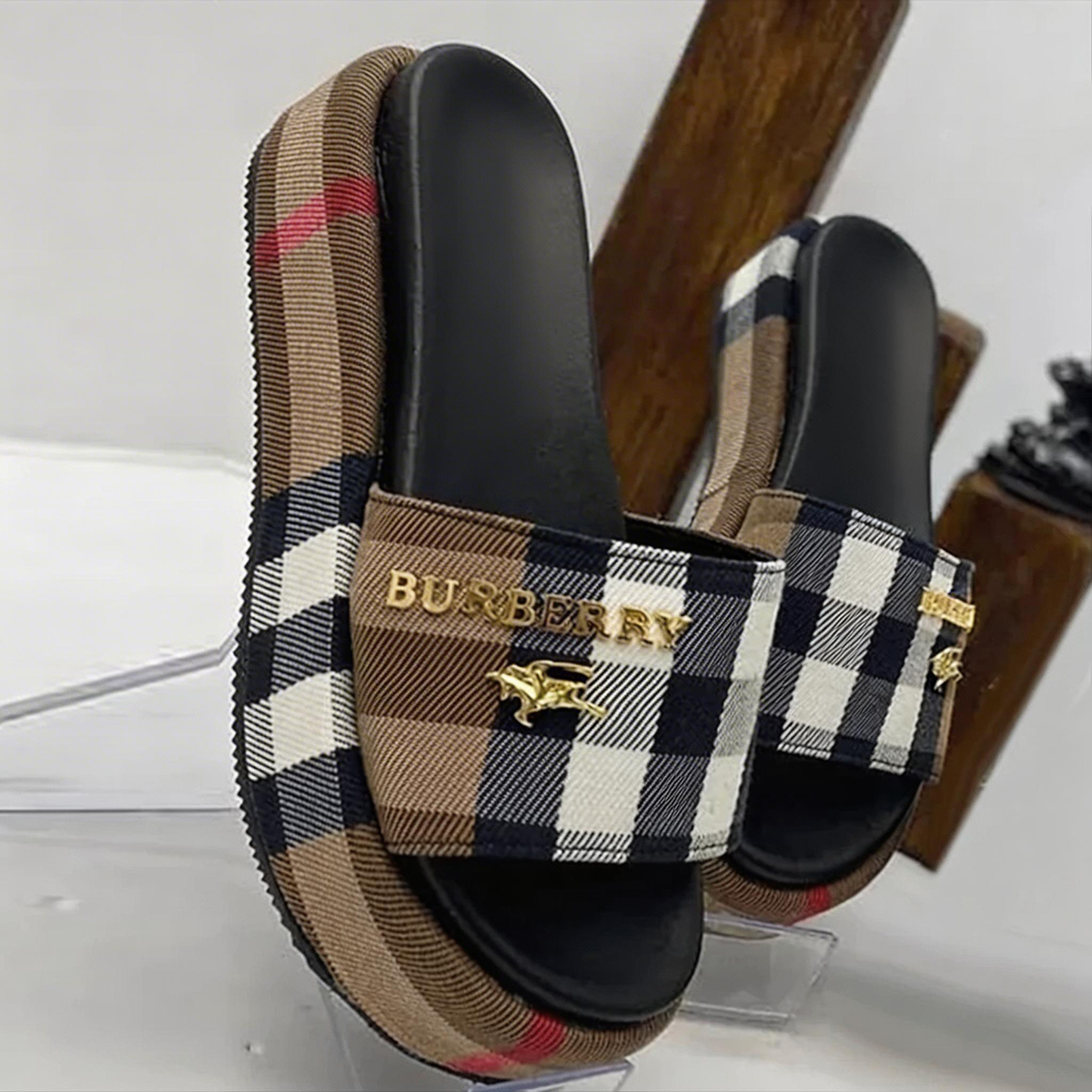 Kendall Caitlyn Maddie Facebook ad: Luxury Goods & Free Shipping