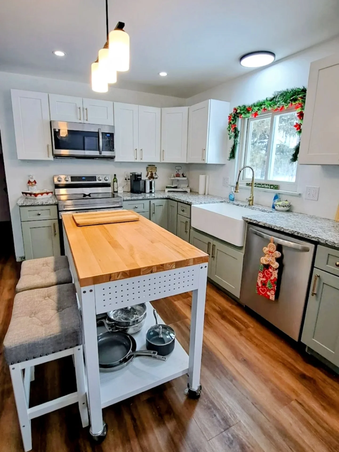 Discount Custom Cabinets Facebook ad: Premium Cabinets, Direct Pricing
