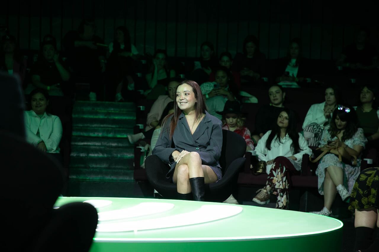 Yoomkae Facebook ad: gracias @spotifymexico @itssundaly por invitarme a ser…