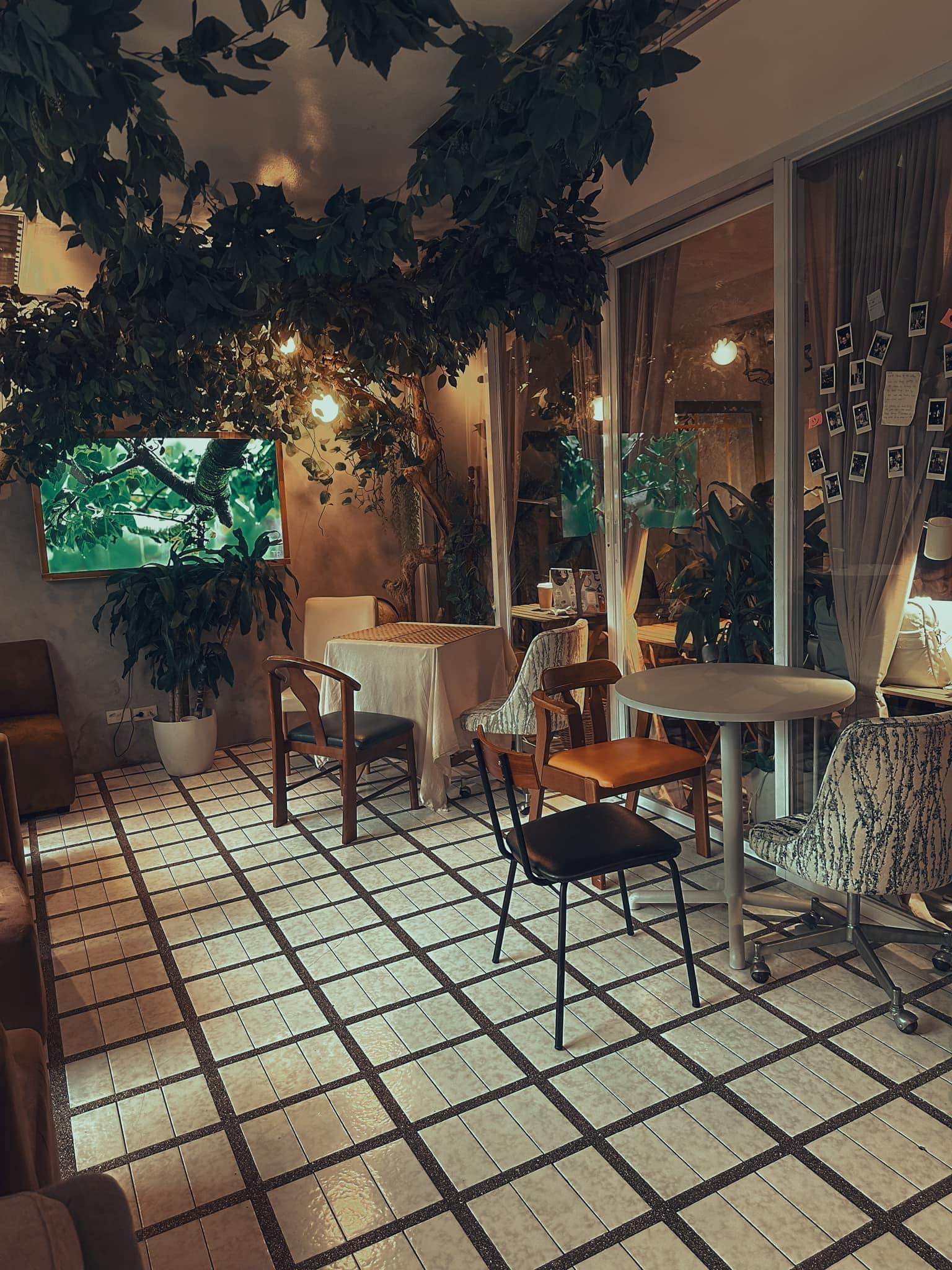 Humble Beginnings Cafe & Giftshop Facebook ad: Ang daming upuan pero walang umuupo