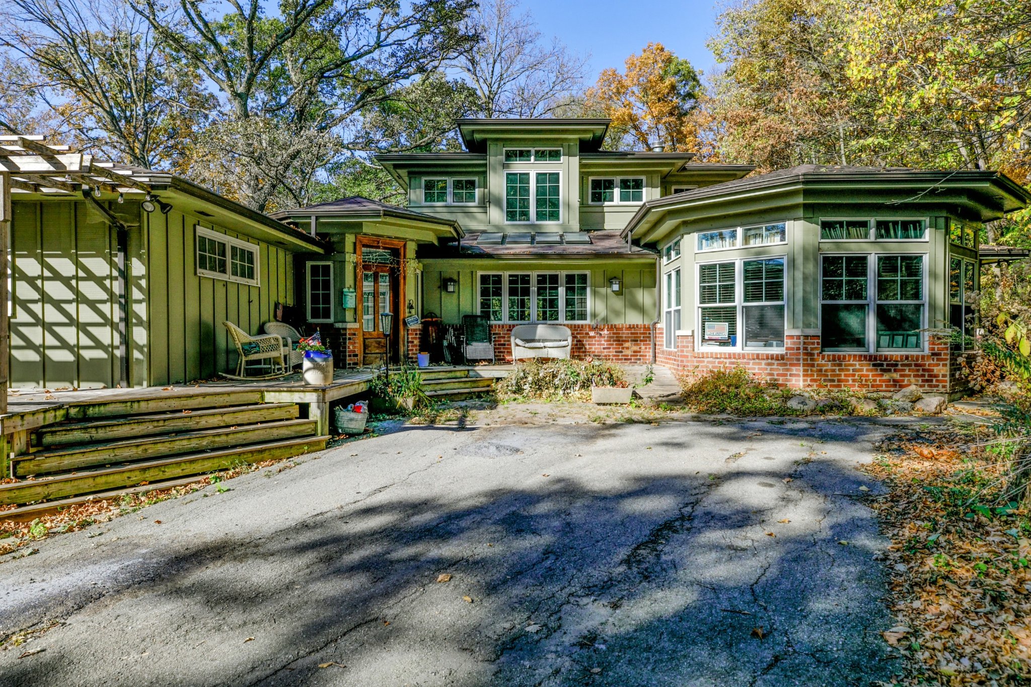 Julia Anderson Facebook ad: 8 Beds 6 Baths House