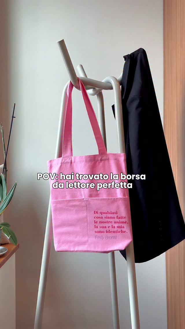 Feltrinelli Librerie Facebook ad: L’accessorio perfetto per portare con voi la vostra…