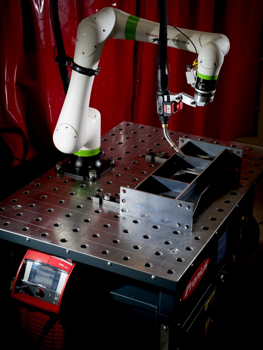 Fronius France Facebook ad: Cobot - Soudage robotisé précis pour petites séries et…