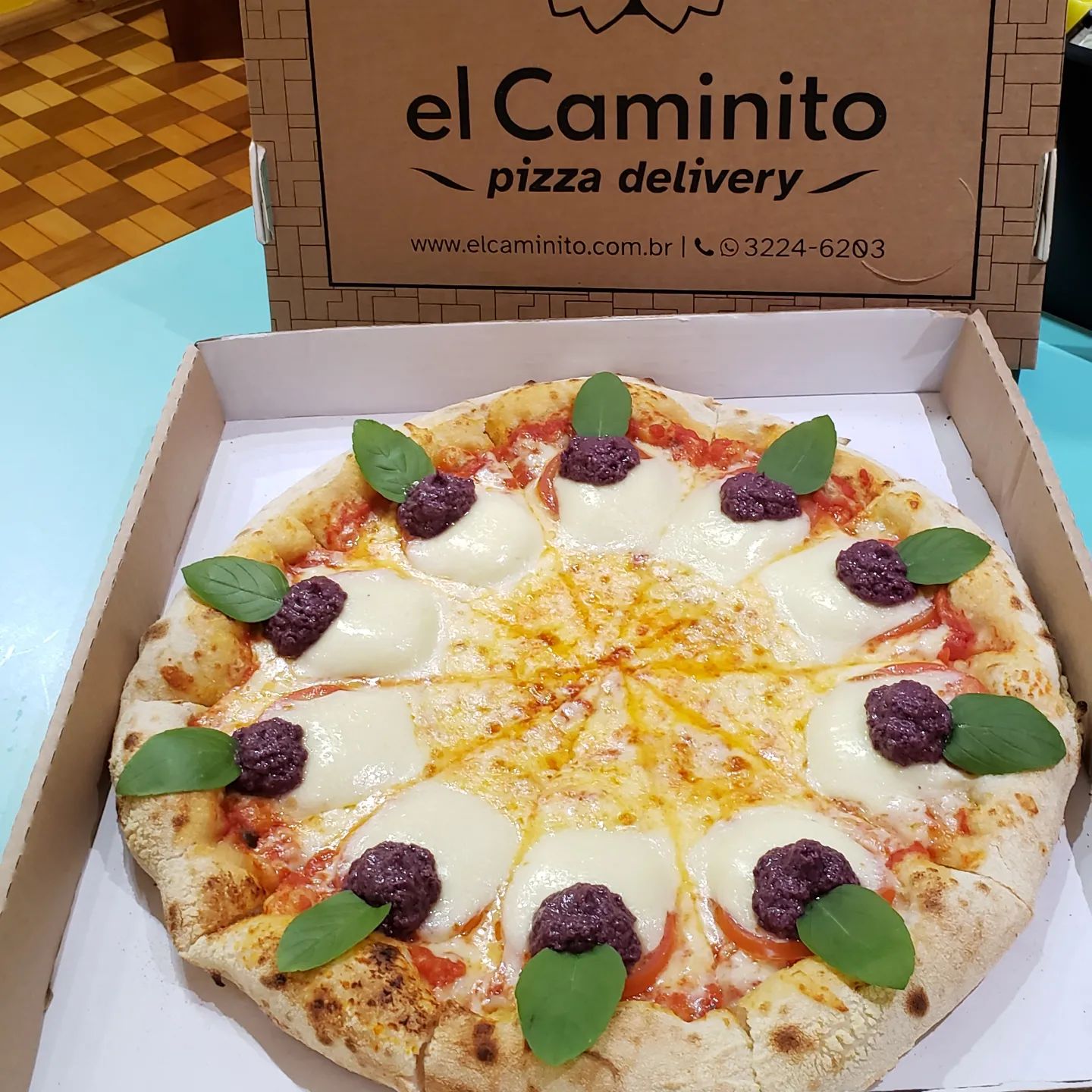 el Caminito pizza delivery Facebook ad: Nossa queridinha Caprese, que além de saborosa é…