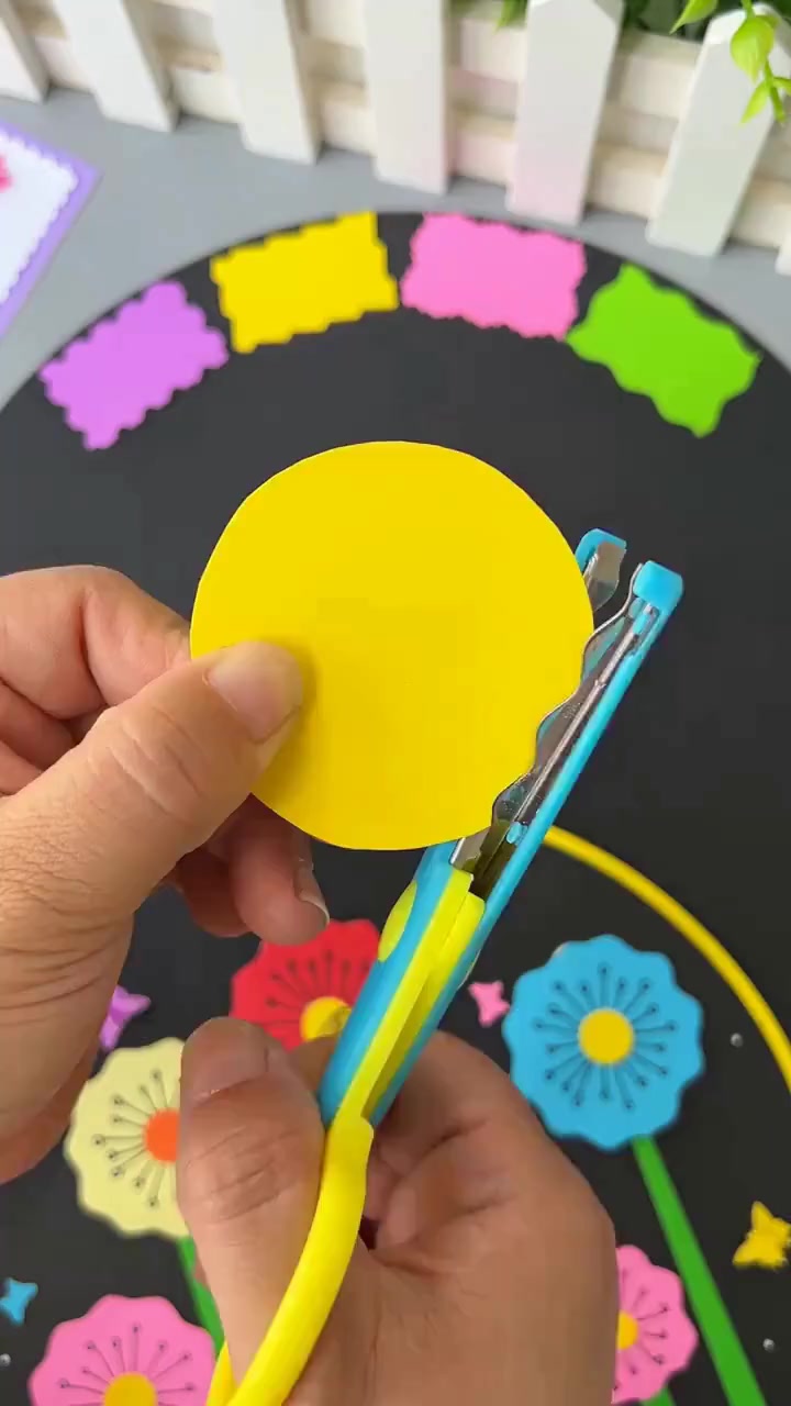 Chacshop Facebook ad: Can your child only cut straight lines?