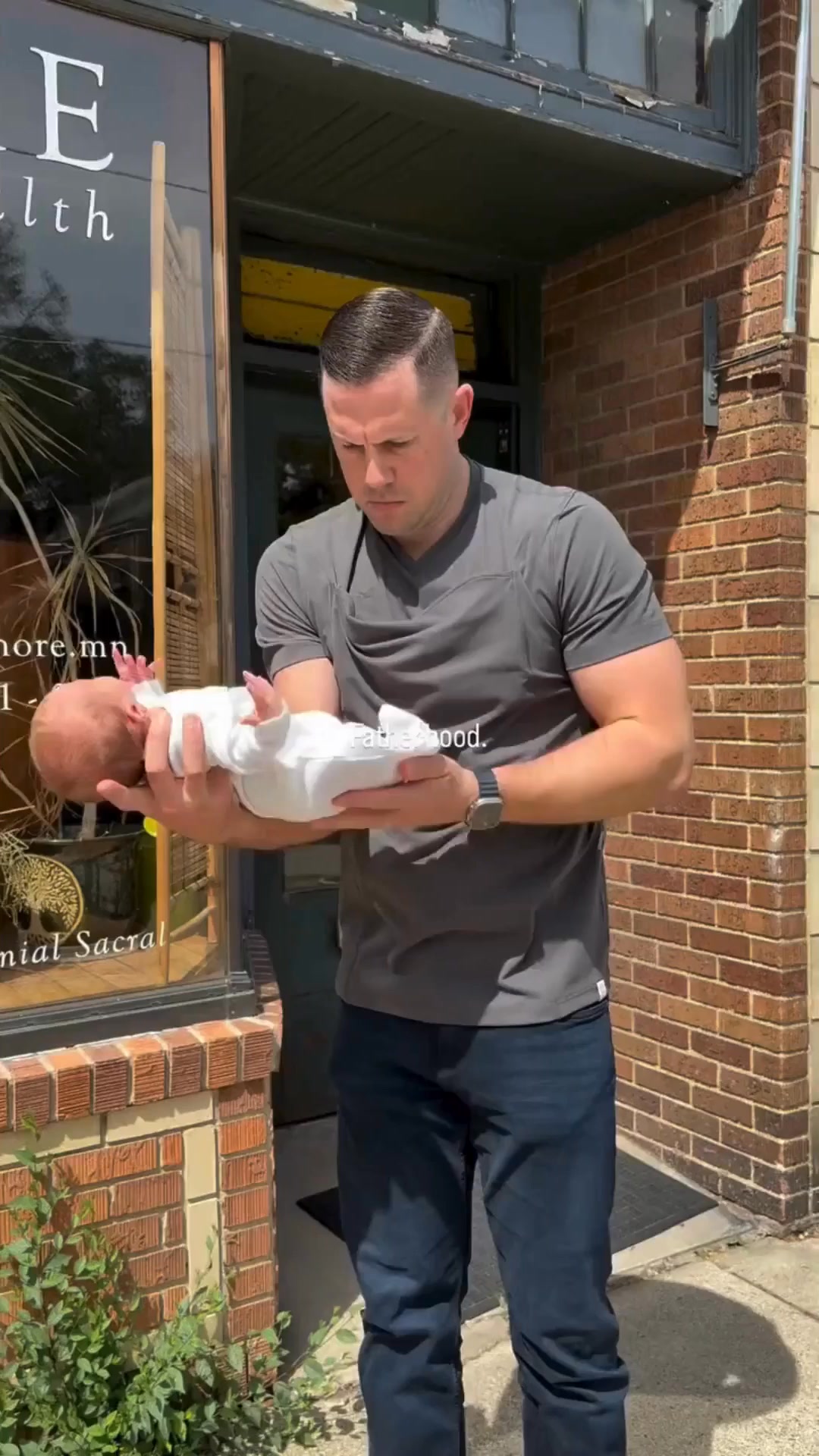 Beelaunch Store Facebook ad: Baby Carrier Shirt for Dads