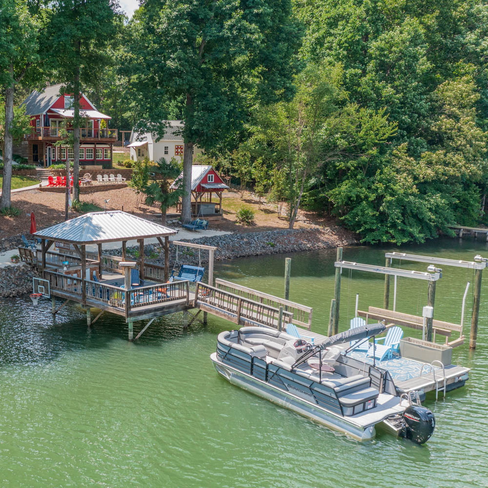Avanza Vacations Facebook ad: Lakefront Family Fun Awaits!