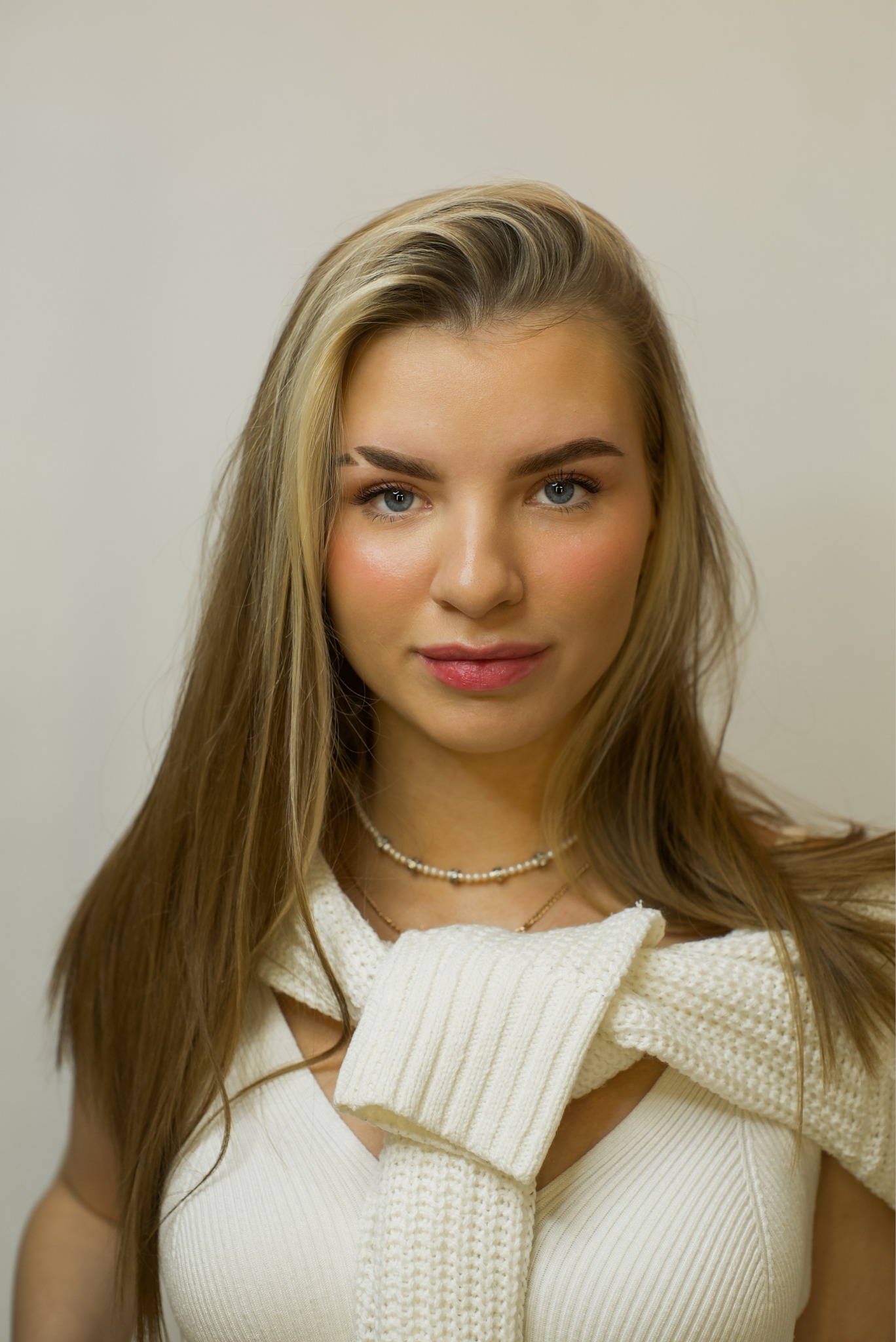 Missbrown_browbar Facebook ad: Красивые брови - это реально!