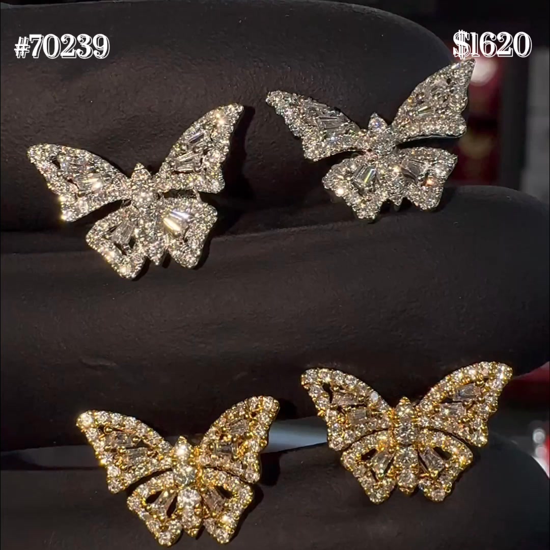 Trax NYC Custom Jewelry Facebook ad: Great Deals on Earrings Now!