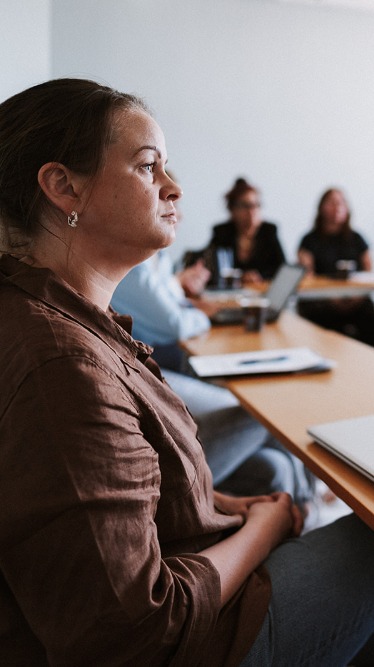 Marie Cederschiöld högskola Facebook ad: Utbildning för dig som möter äldre med psykisk ohälsa i…