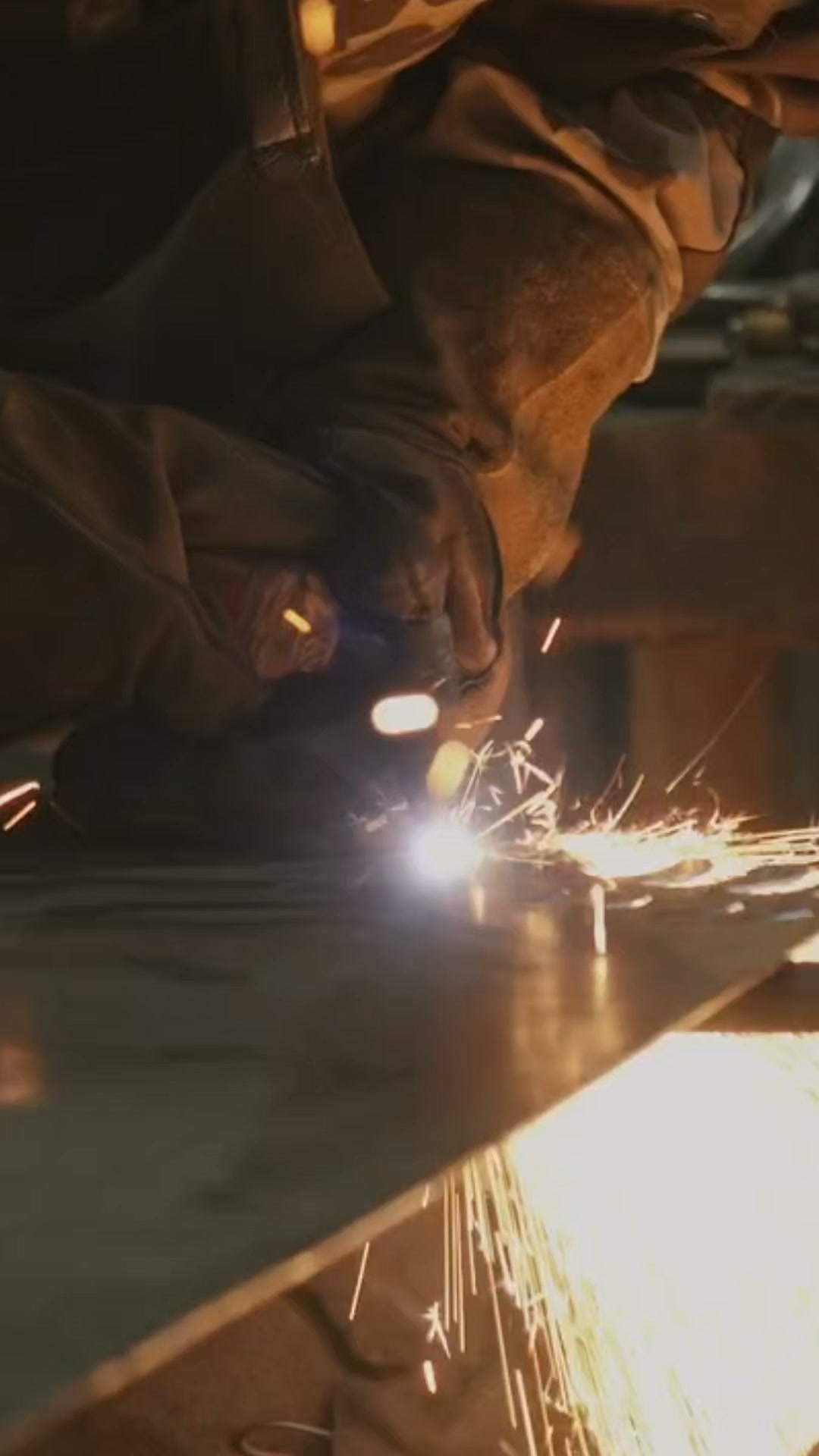 Master Crafts DIY Facebook ad: 600+ Metallbau Projekte