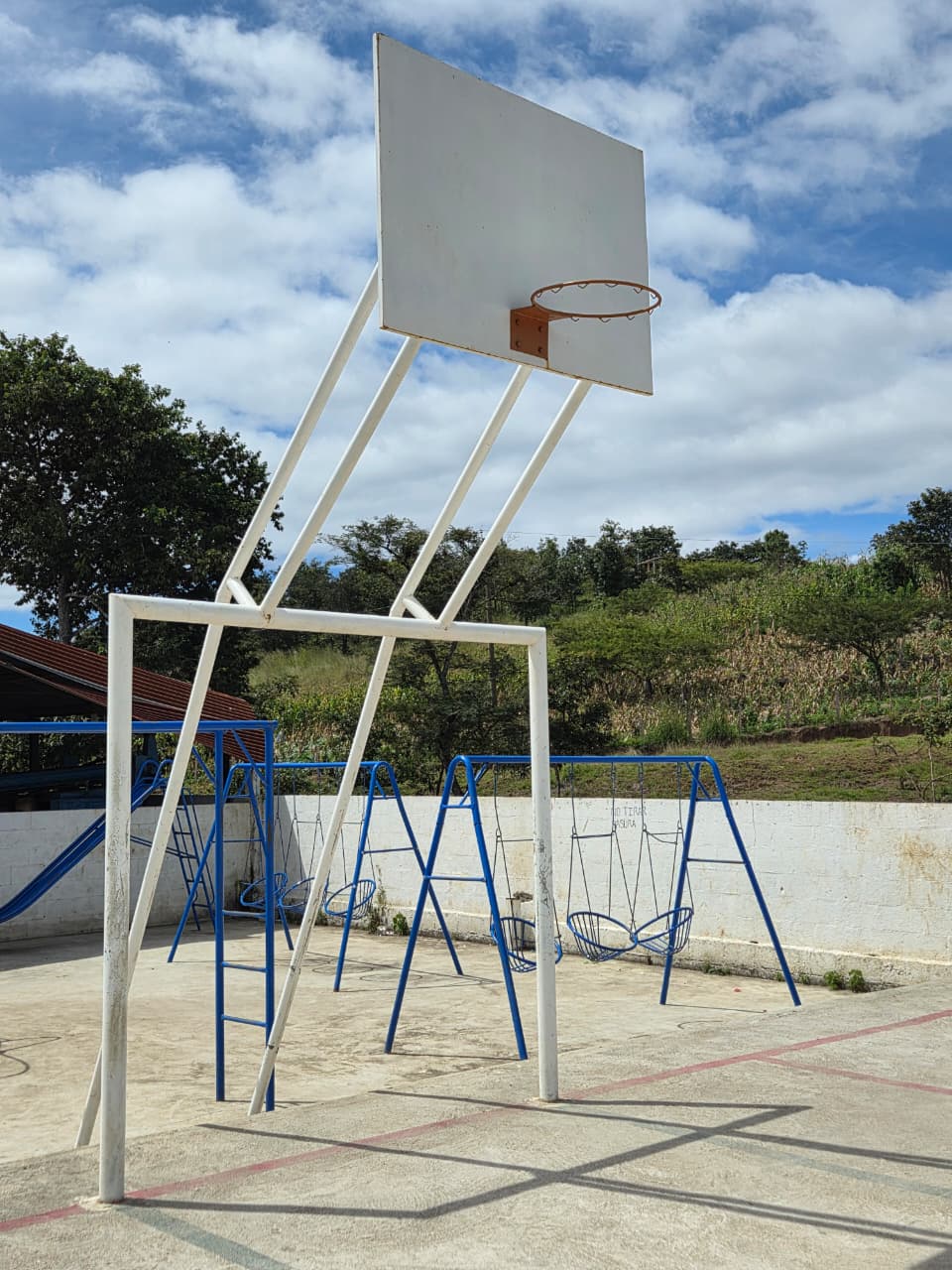 Bienes Raíces Montúfar Facebook ad: Chatea con nosotros