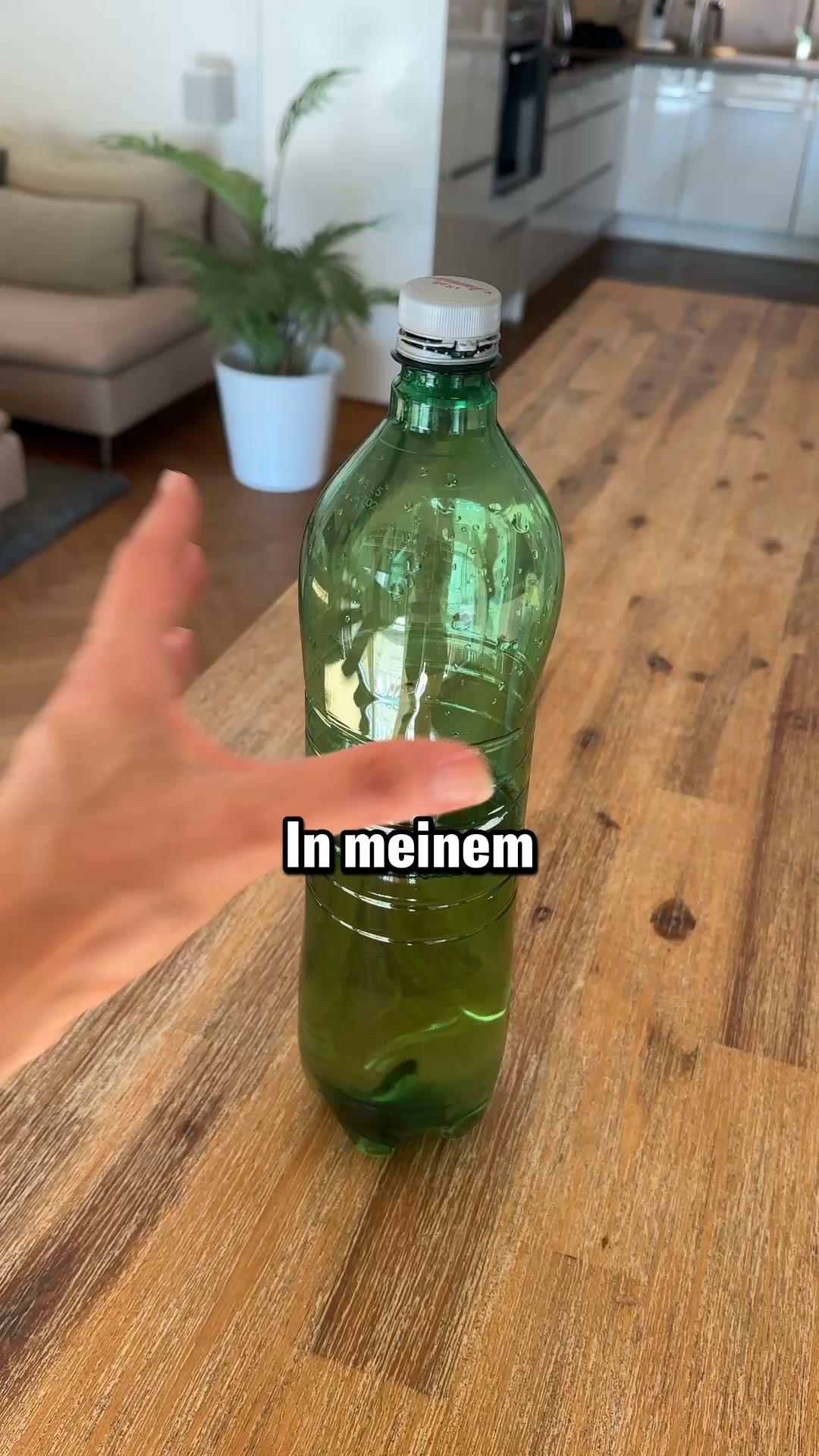 waterdrop Facebook ad: Wir haben Geburtstag, aber das Geschenk bekommst du!
