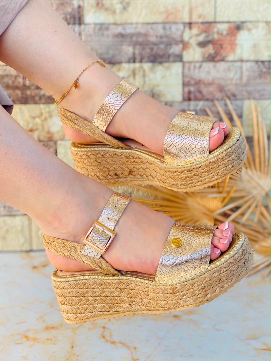 Davaira-Src- Facebook ad: No son solo unas sandalias.