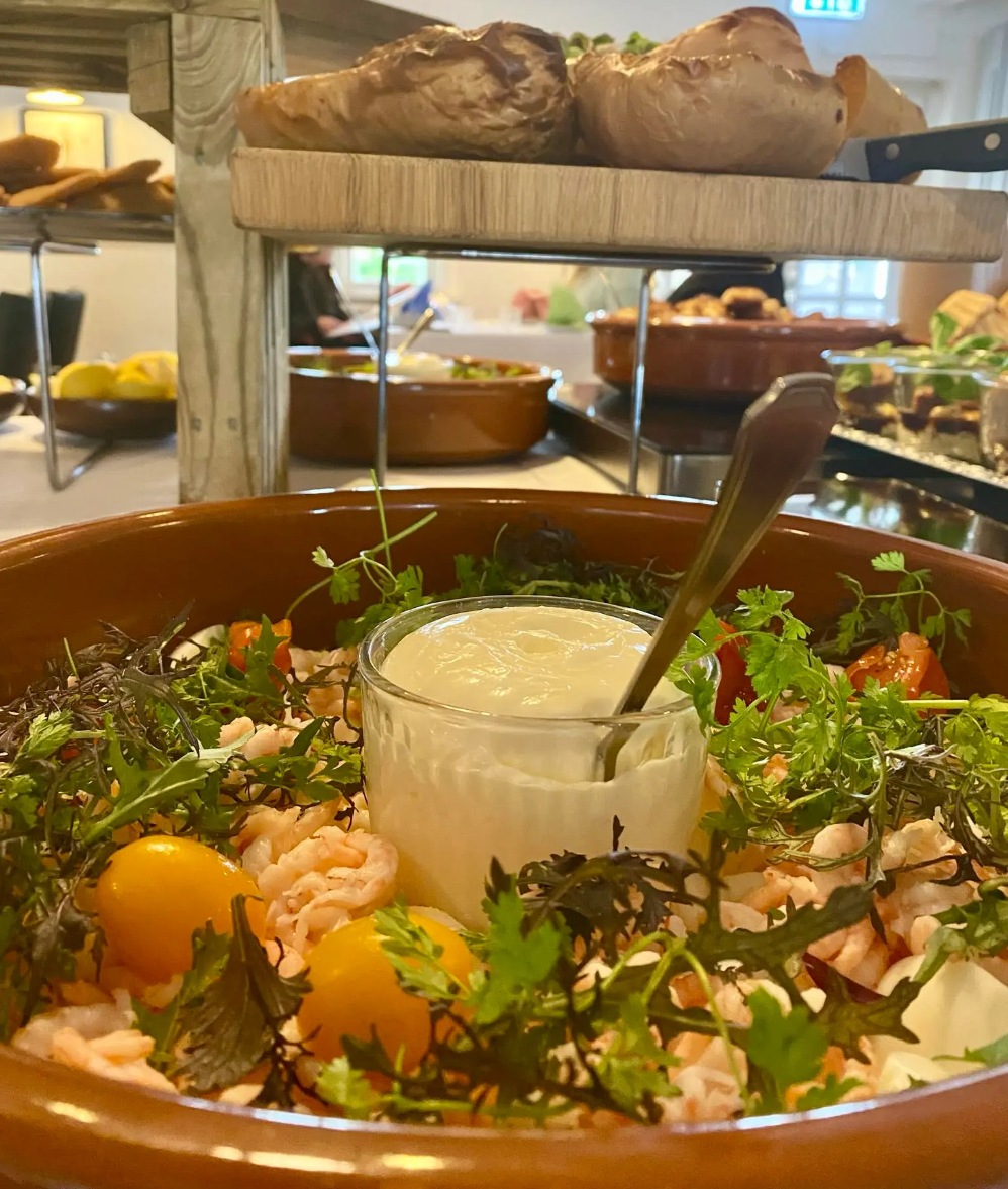 Rønnes Hotel - Ro ved Vesterhavet Facebook ad: Påskefrokost 2026 på Rønnes Hotel - Smagen af…
