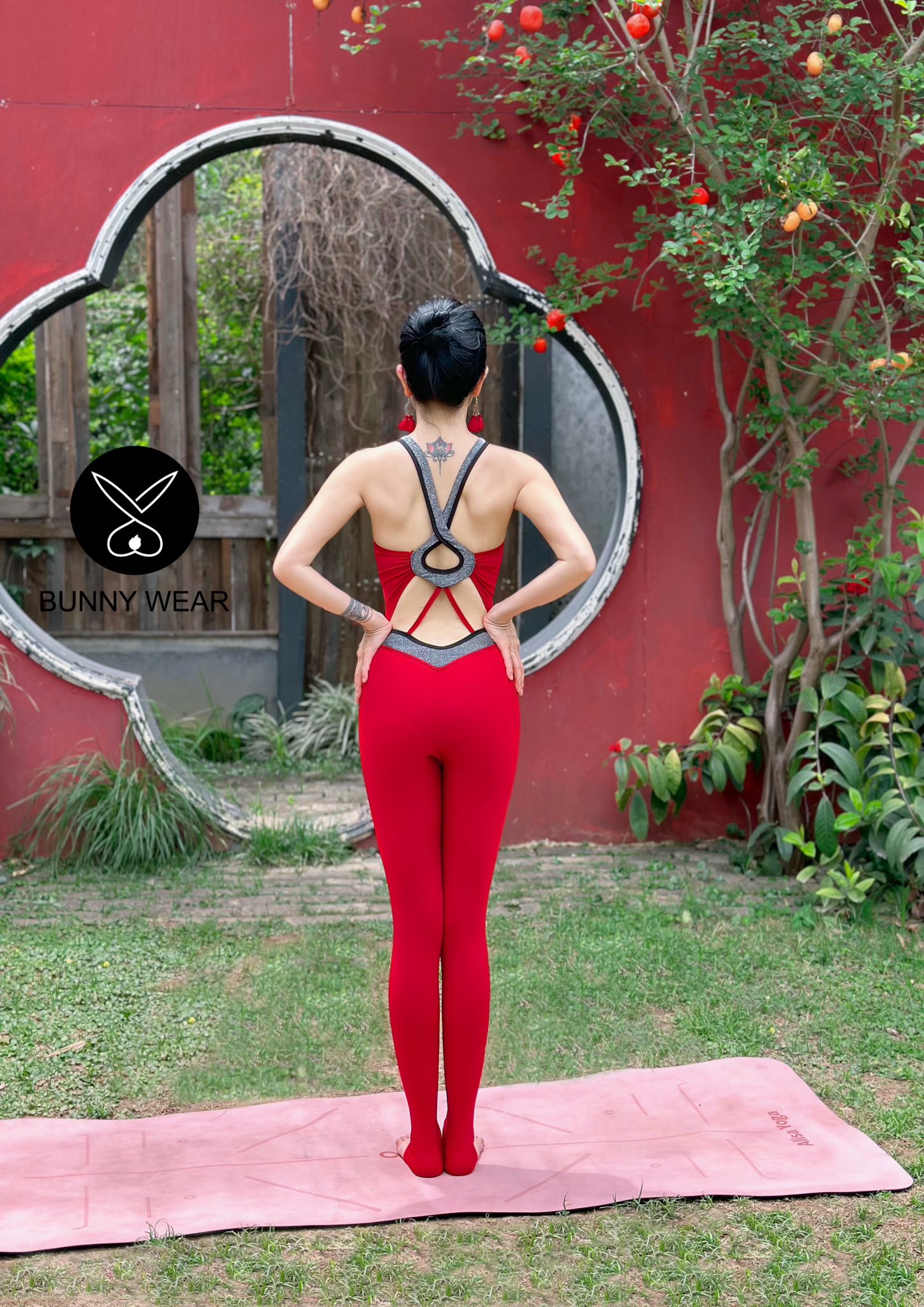 BUNNY - Đồ Tập Thiết Kế Facebook ad: Bộ jumpsuit đỏ rực rỡ với thiết kế…
