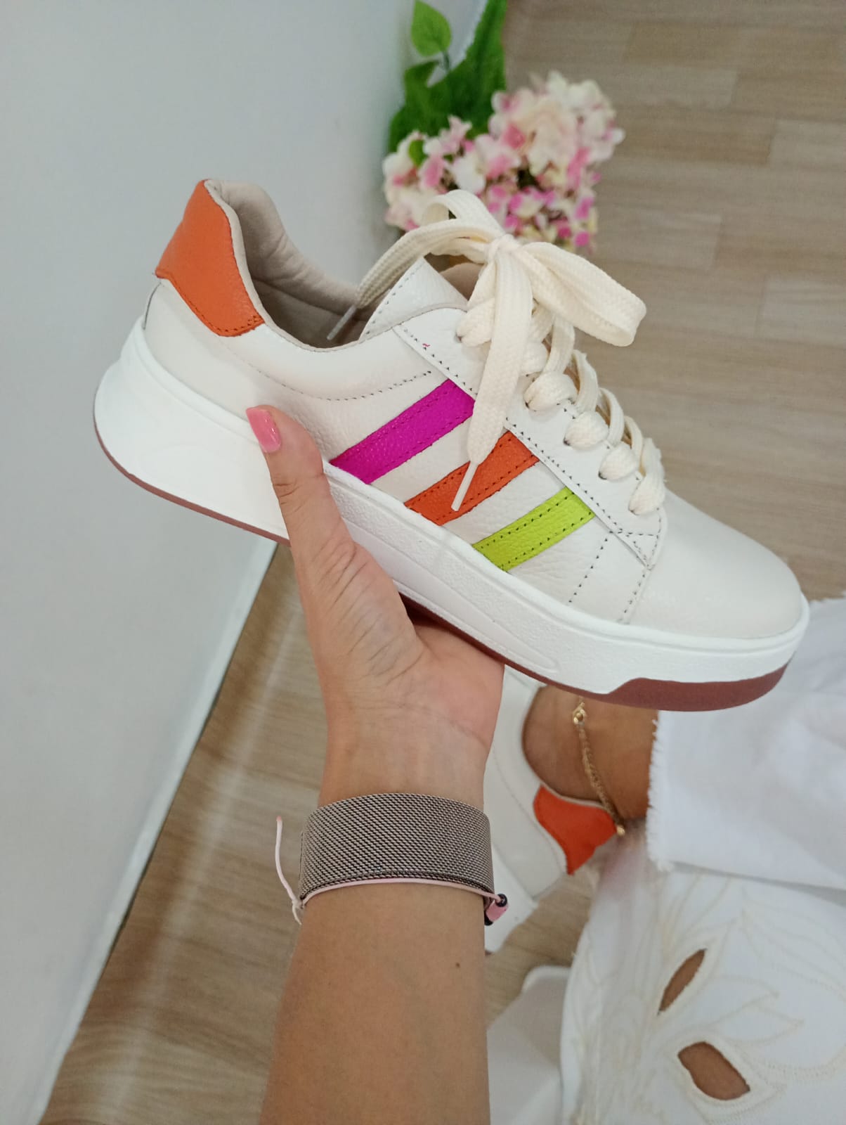 Empoderada Shoes Facebook ad: Empoderada Shoes, Camina con identidad
