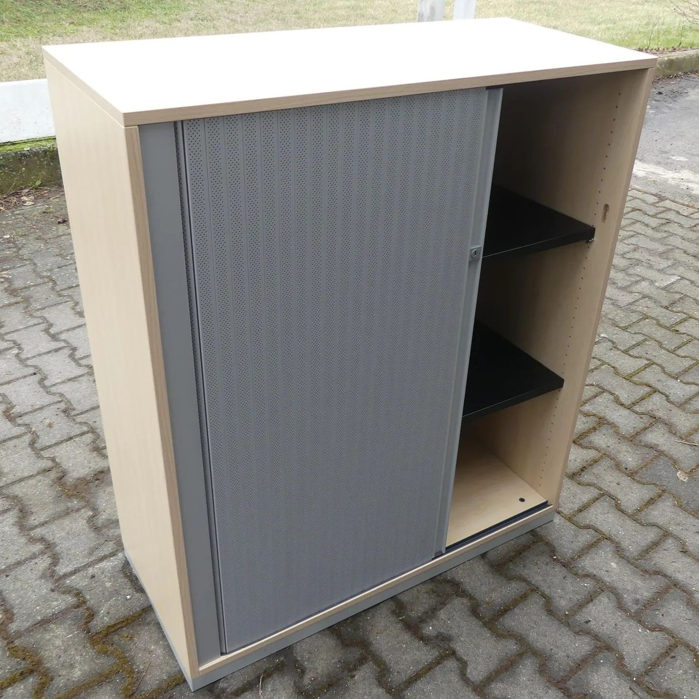 RESTLOS.com Industrieauktionen Facebook ad: BÜROMÖBELAUKTION ab 1€ - Büroausstattung zum Bestpreis…