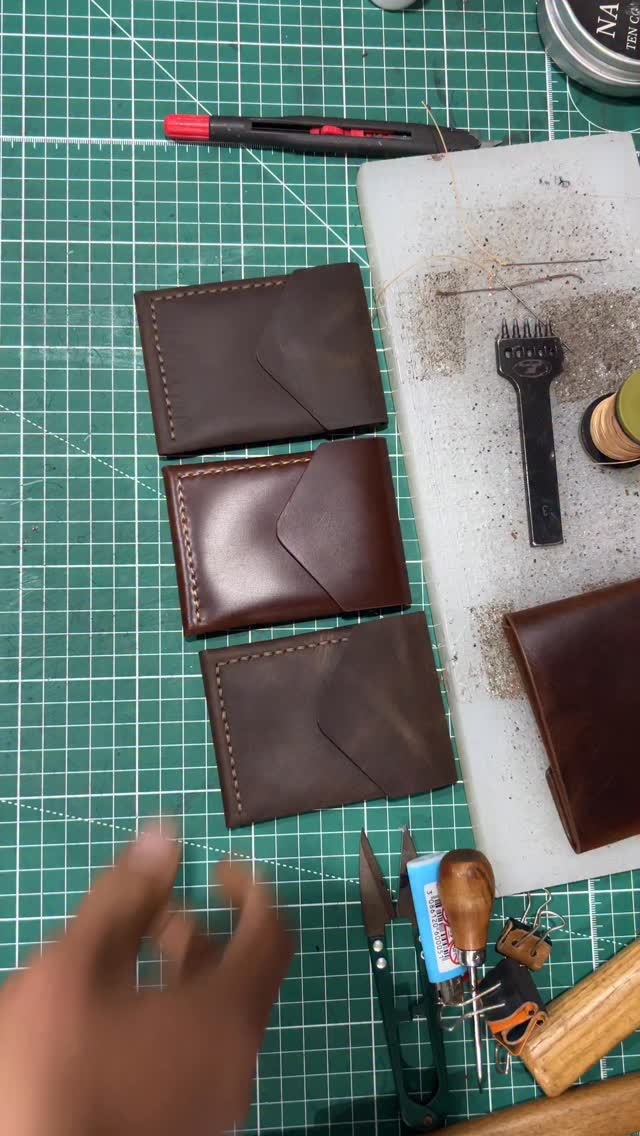 atlas.lions.leather Facebook ad: portefeuille en cuir véritable, fait main, conçu pour…