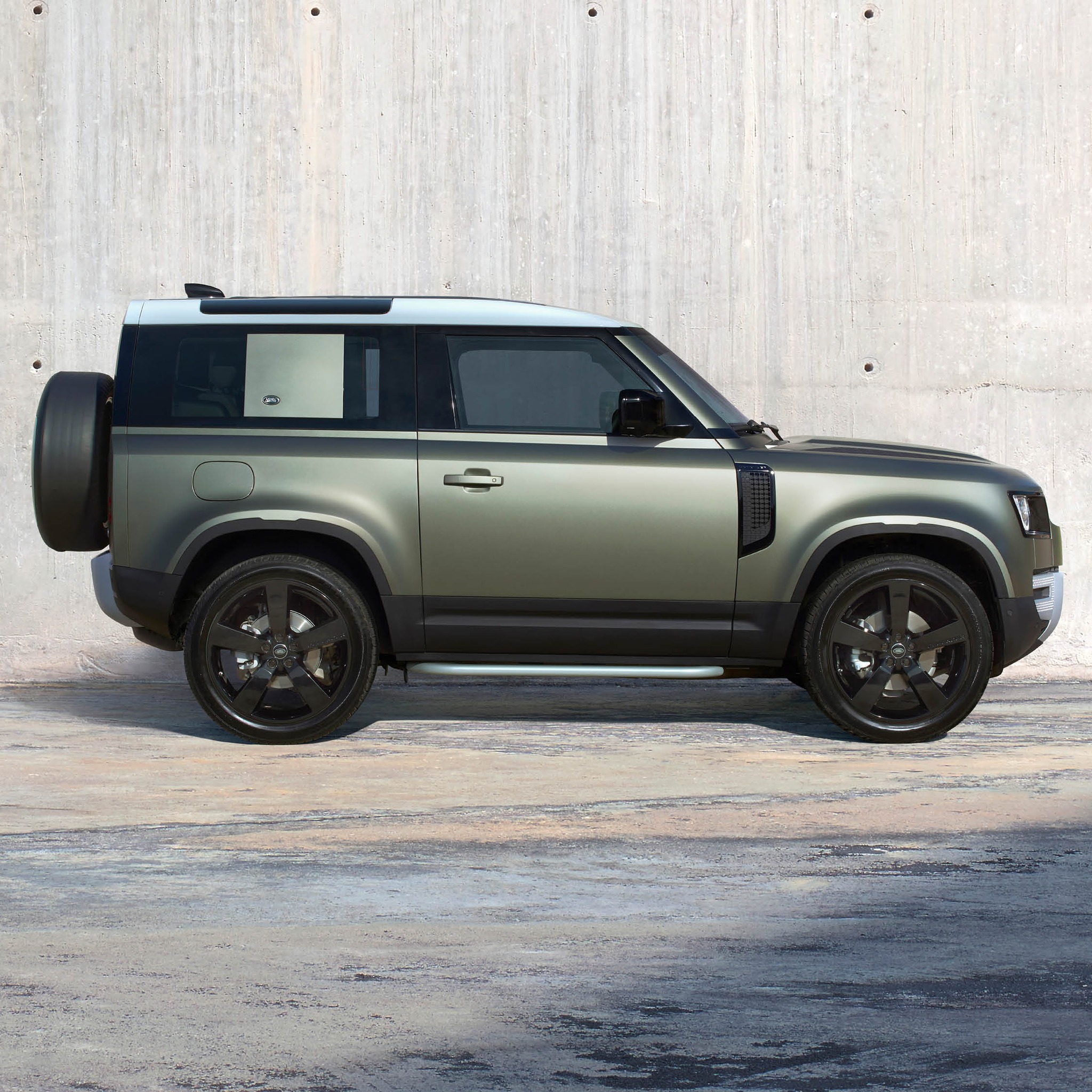 Land Rover Live Facebook ad: Home