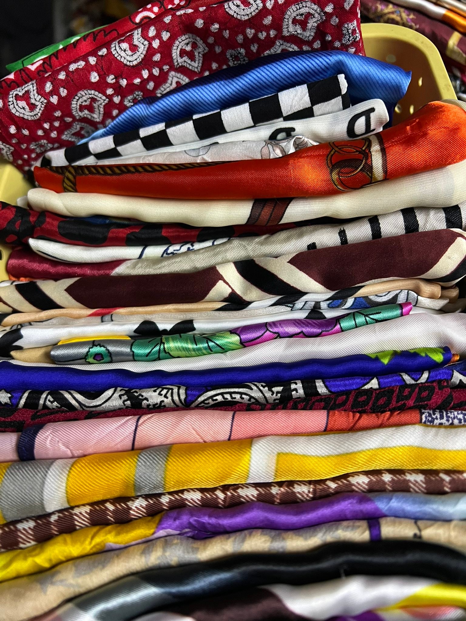 Multi-Good 261 Facebook ad: CHALLENGE: GAGNE 10 FOULARDS!