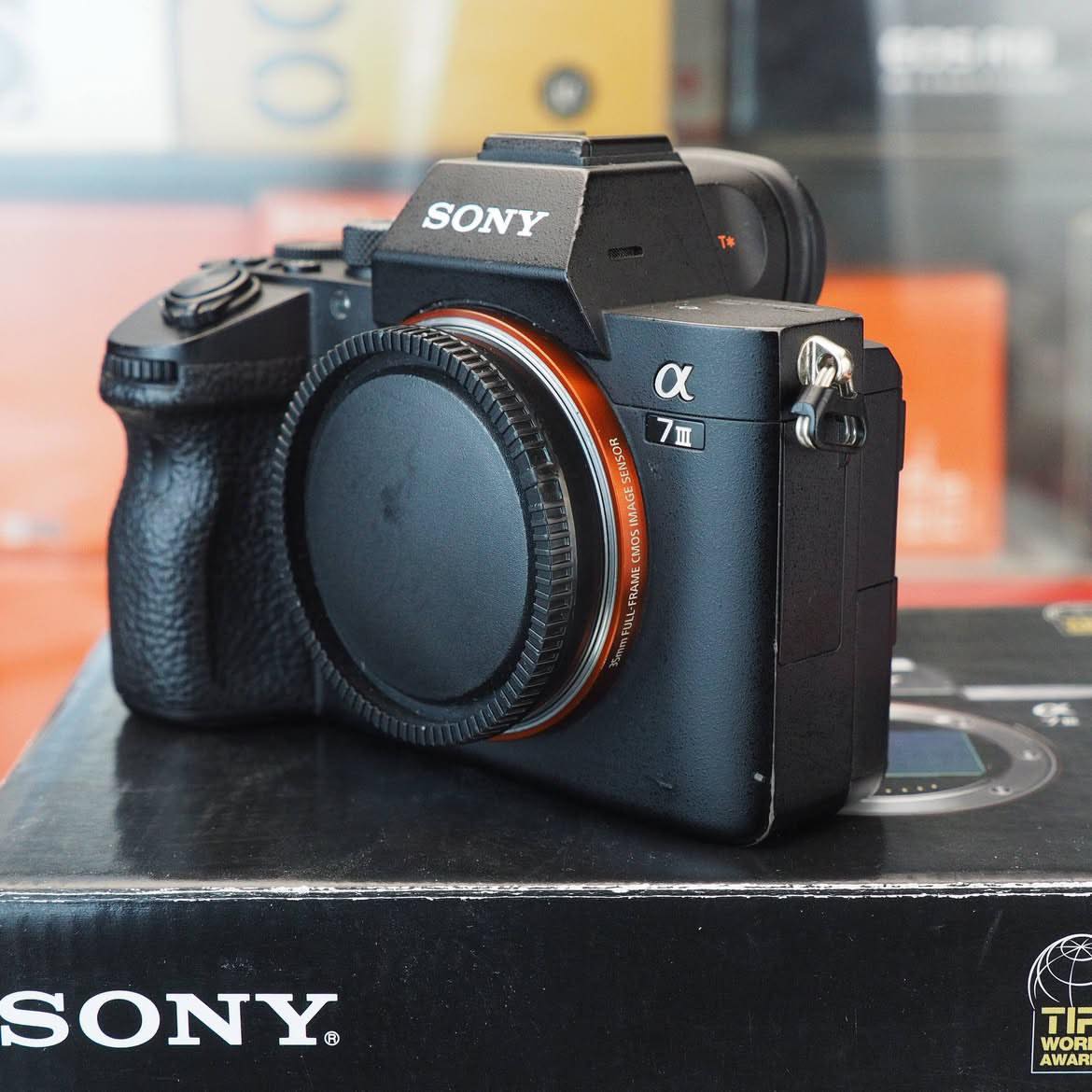 Charly service Facebook ad: SONY A7 III, FULL FRAME PRO