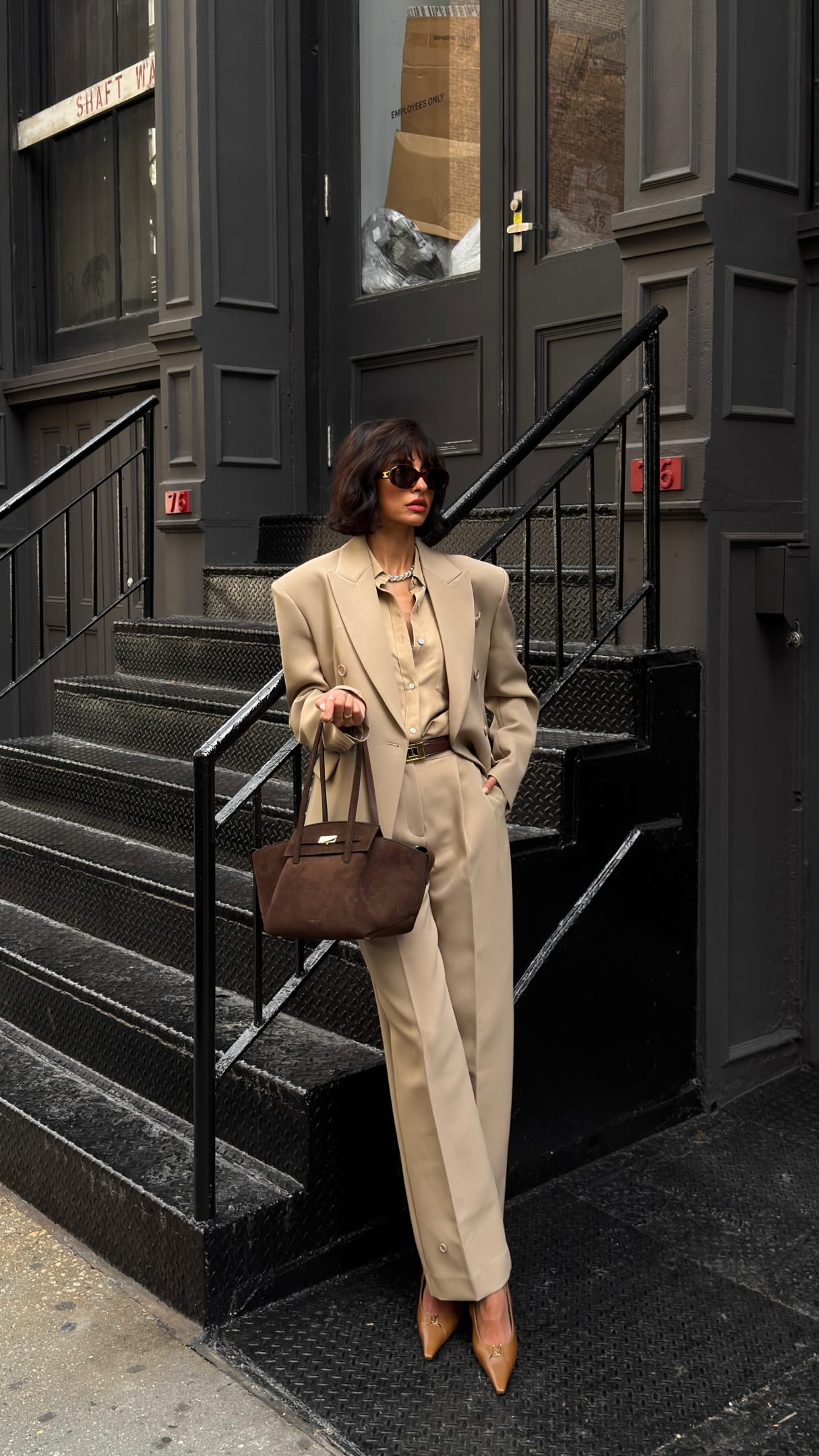 DeMellier Facebook ad: the way i feel with the right bag.