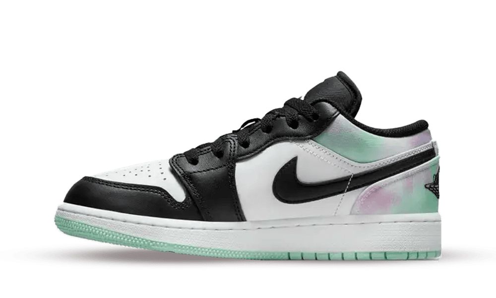 SneakerStore Facebook ad: Vybírej ze stovek exkluzivních modelů značek Air Jordan…