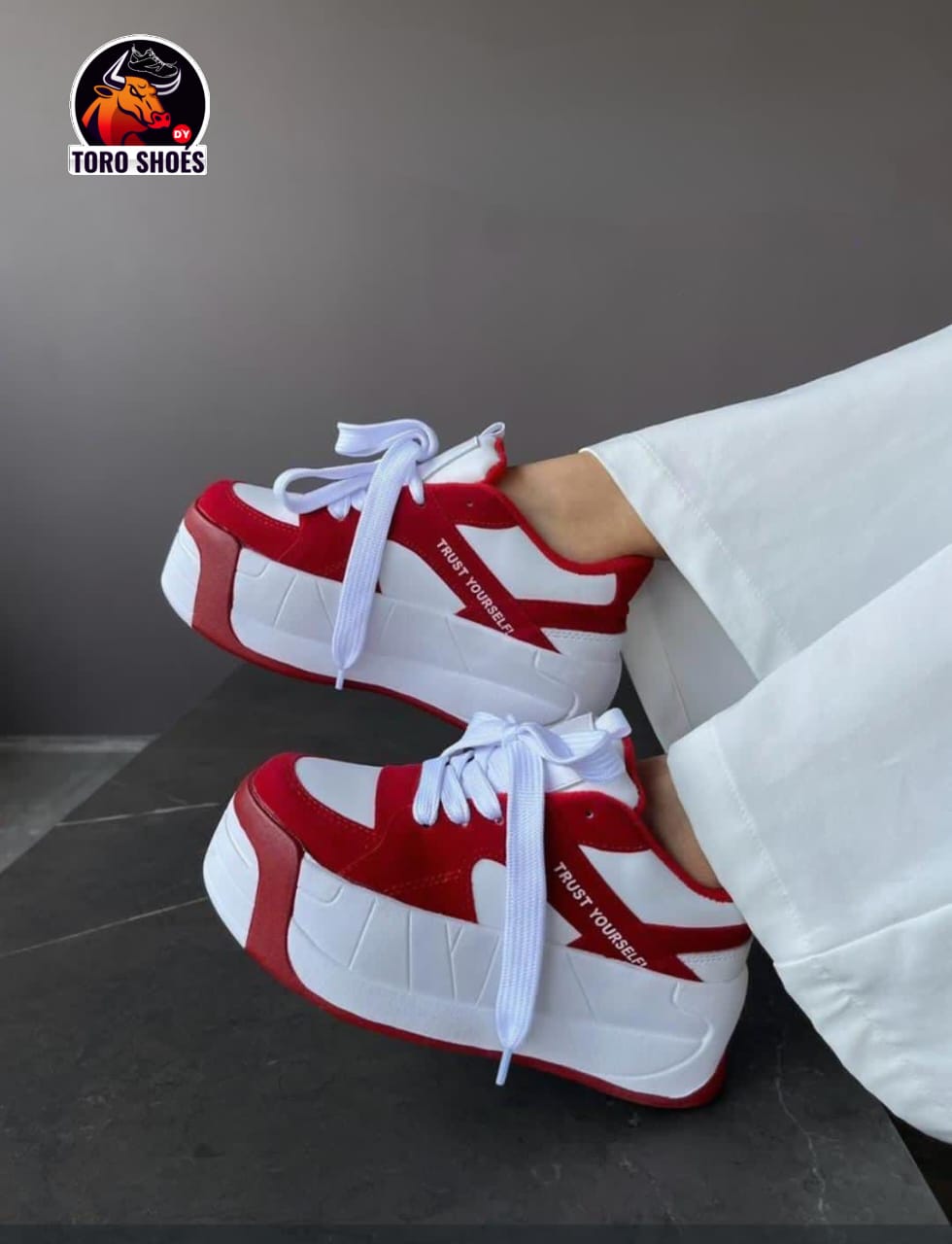 Toro Shoes Facebook ad: PAGA EN CASA!