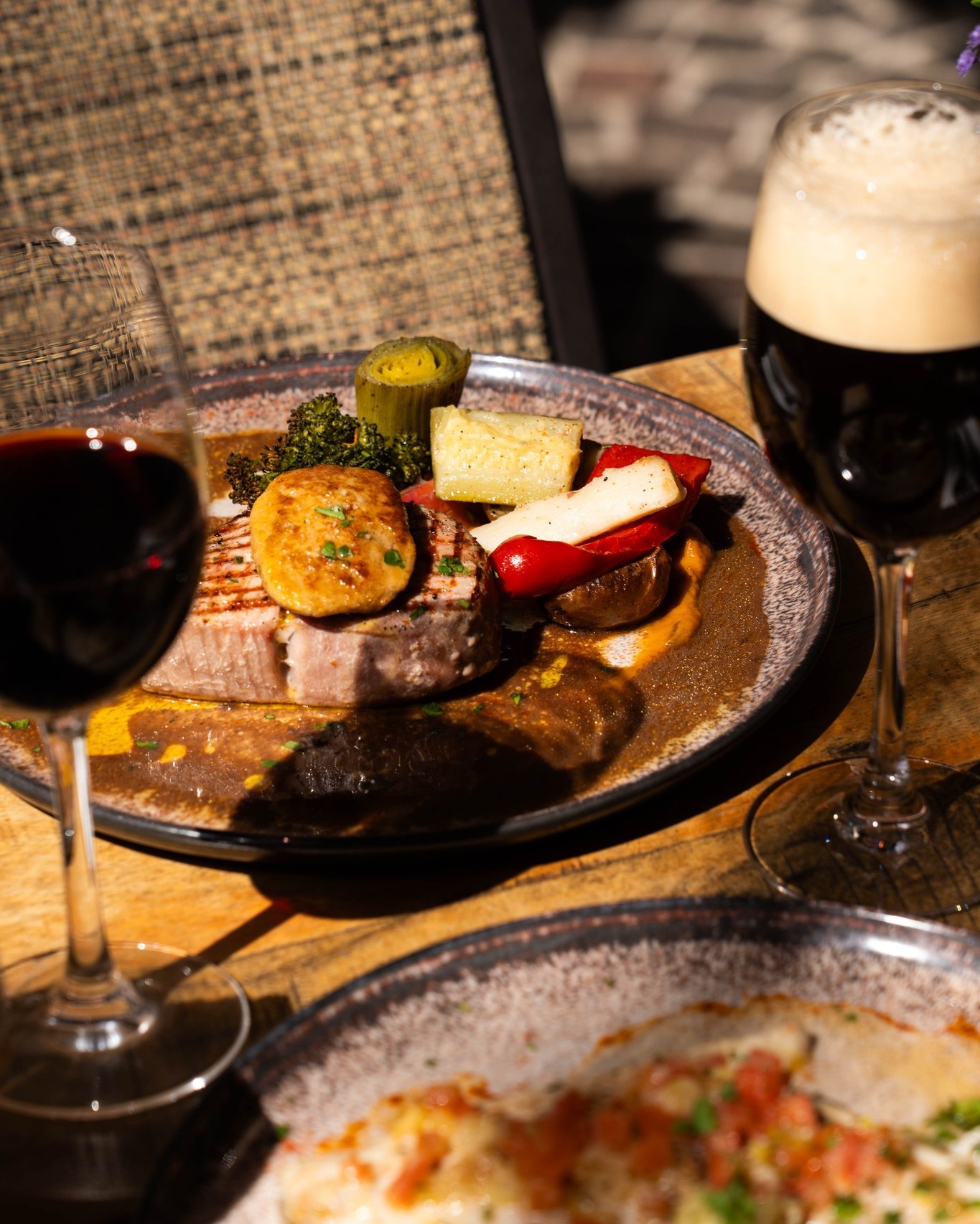 Le Bistrot de Louis Facebook ad: Une belle assiette, un verre qui accompagne, et…