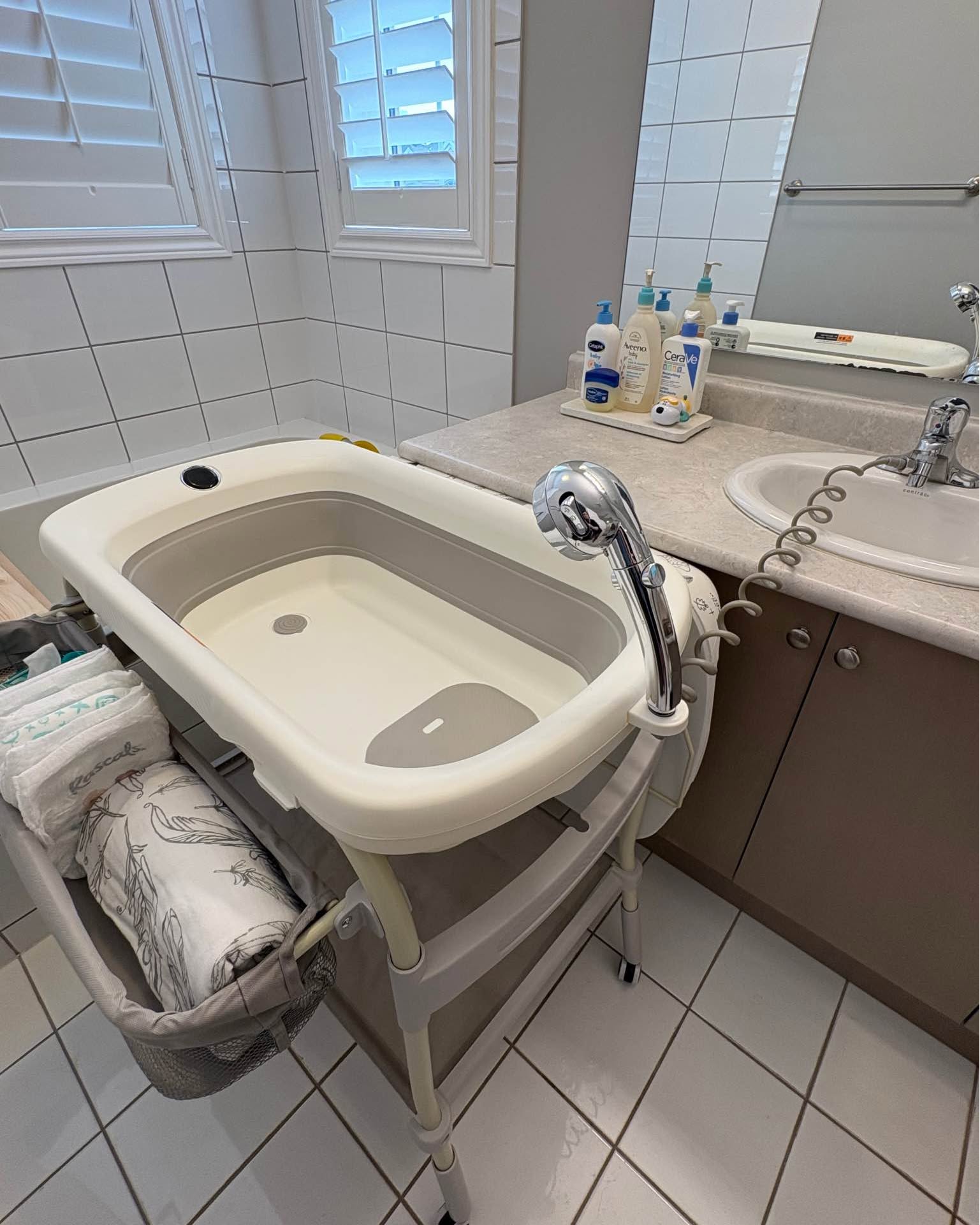Lokchi Cheong Facebook ad: Brand New Baby Bath & Changing Table(unopened box)