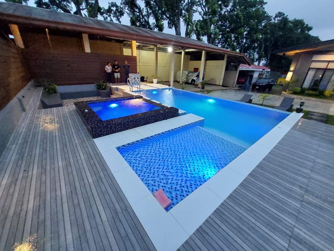 Deep Blue Swimming Pool Builders Facebook ad