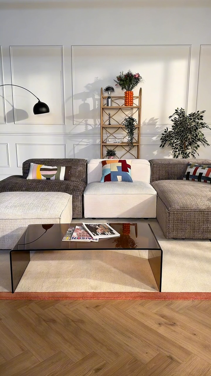 Vente-unique.com Facebook ad: Un canapé qui s’adapte à votre salon, plutôt…