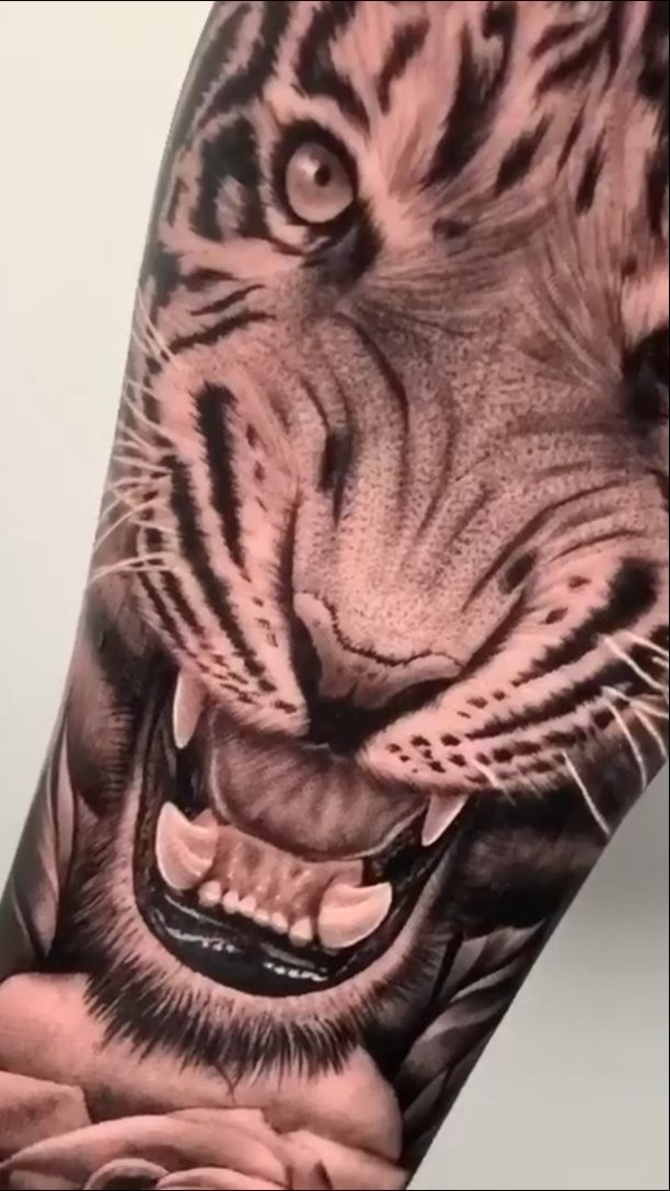 Loco Tattoos Facebook ad: مع Loco Tattoo’s، بدّل ستيلك كيما تحب!