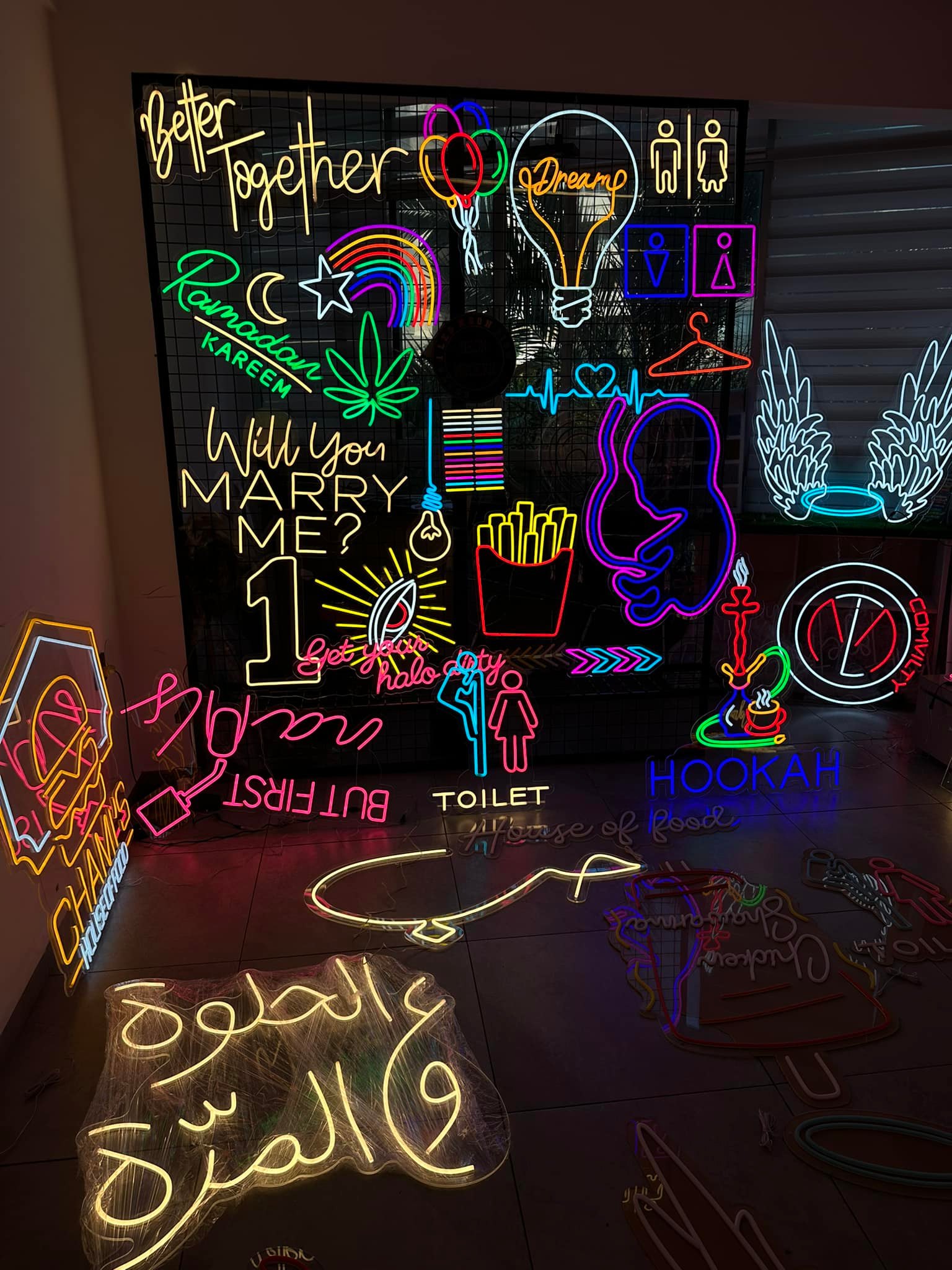 Neon modern & Signs Facebook ad: تصنيع وتنفيذ جميع انواع الآرمات الحديثة وديكور النيون…