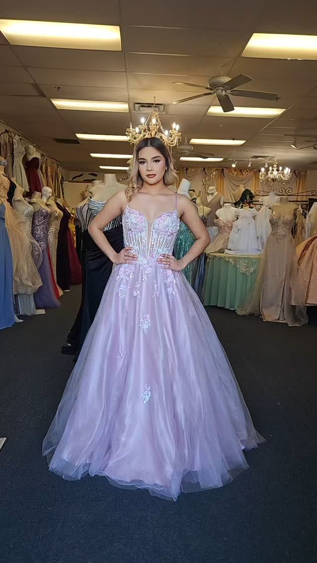Gina's Fashion Boutique Facebook ad: Hermosos vestidos de prom 2025 de su tienda…