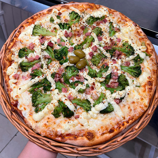 Pizzaria & Esfiharia "No Lugar de Sempre" Facebook ad