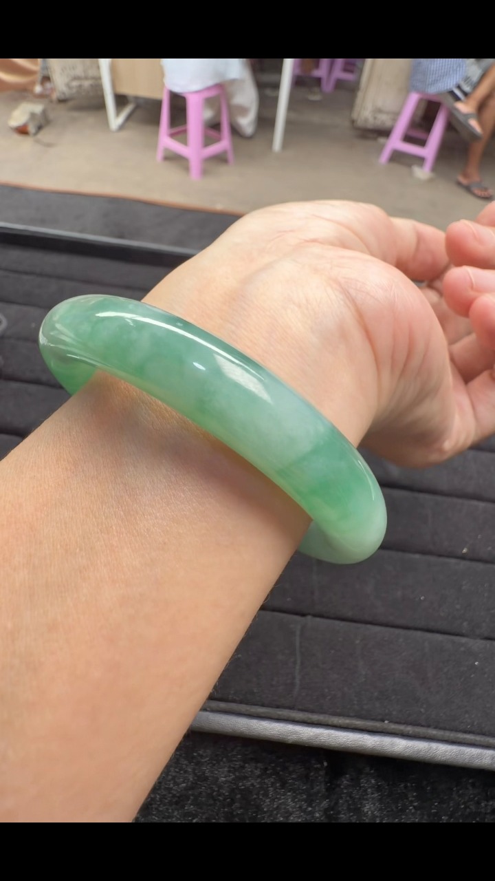 Ye Zar Ni Jade & Jewelry Facebook ad: သဘာဝကျောက်စိမ်း စိမ်းရည်ပန်းကြား လက်ကောက် (Type A)