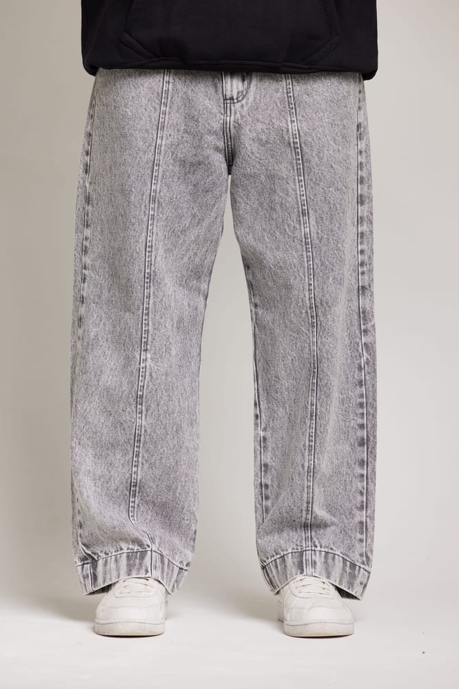 The Dust Company Facebook ad: JEANS BY DUST I Calças desenvolvidas em jeans…