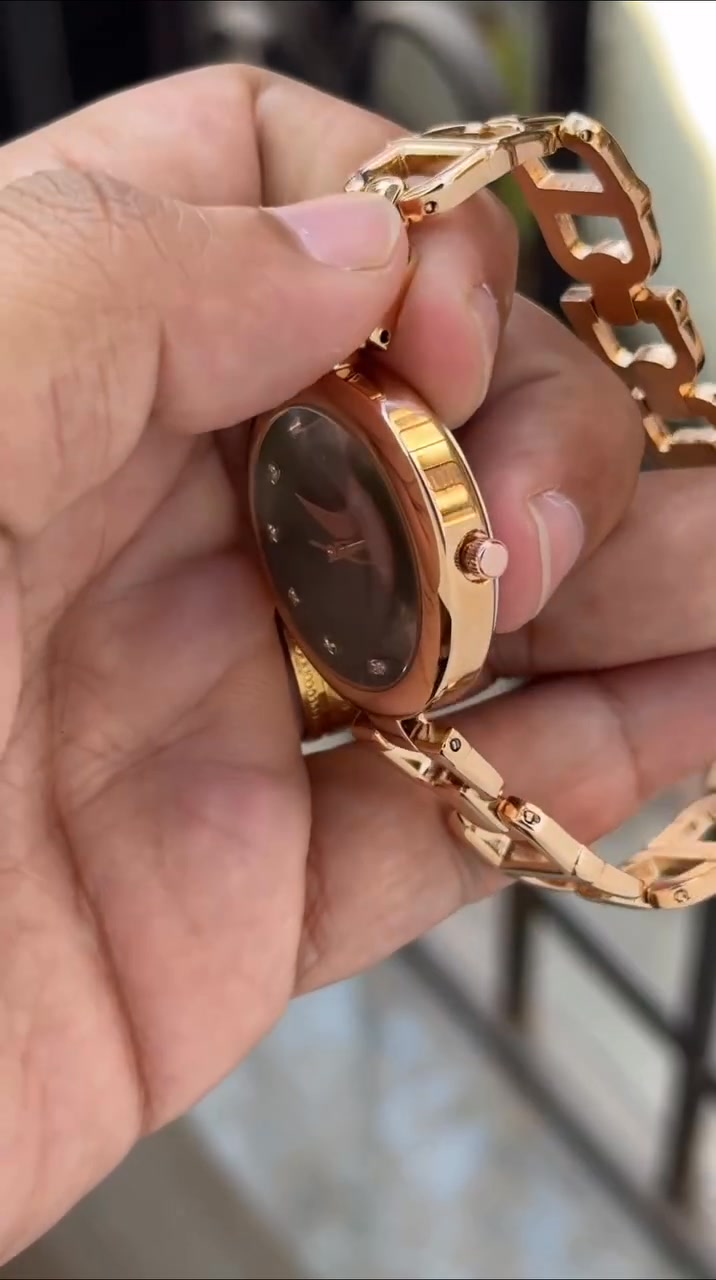 CloveCart Facebook ad: Most Selling Classic Women Watch