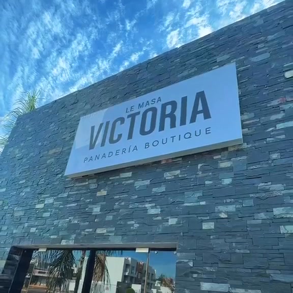 Victoria Panadería Boutique Facebook ad: Aquí el pan NO llega… se hace frente…