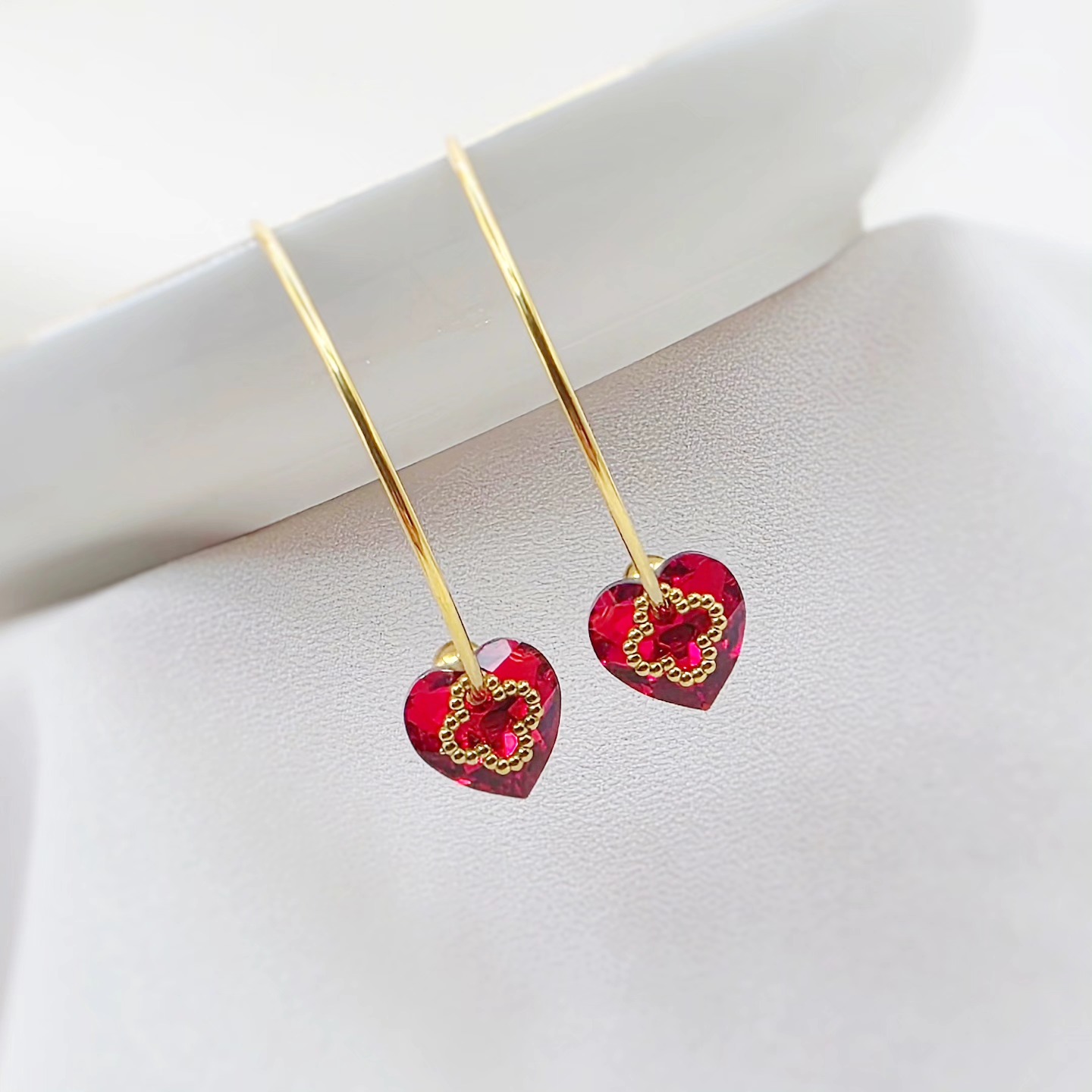 Mira Bijoux Facebook ad: Le rouge ne se porte pas, il s’assume.