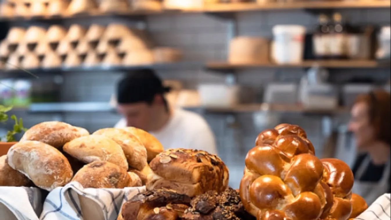 Jobs in Europe Facebook ad: JOB OFFER, BAKER & MASTER BAKER