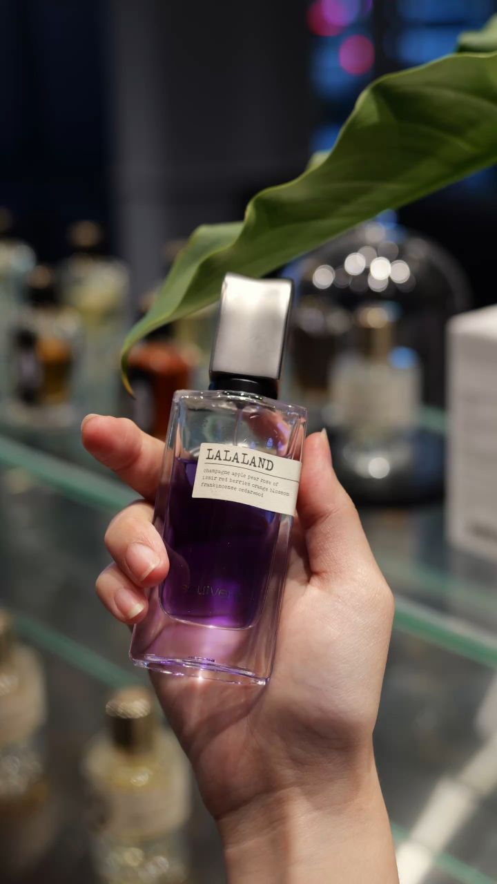 Gia Perfumerie Saigon Facebook ad: Champagne bật nắp, bọt nhẹ, sáng, trong.