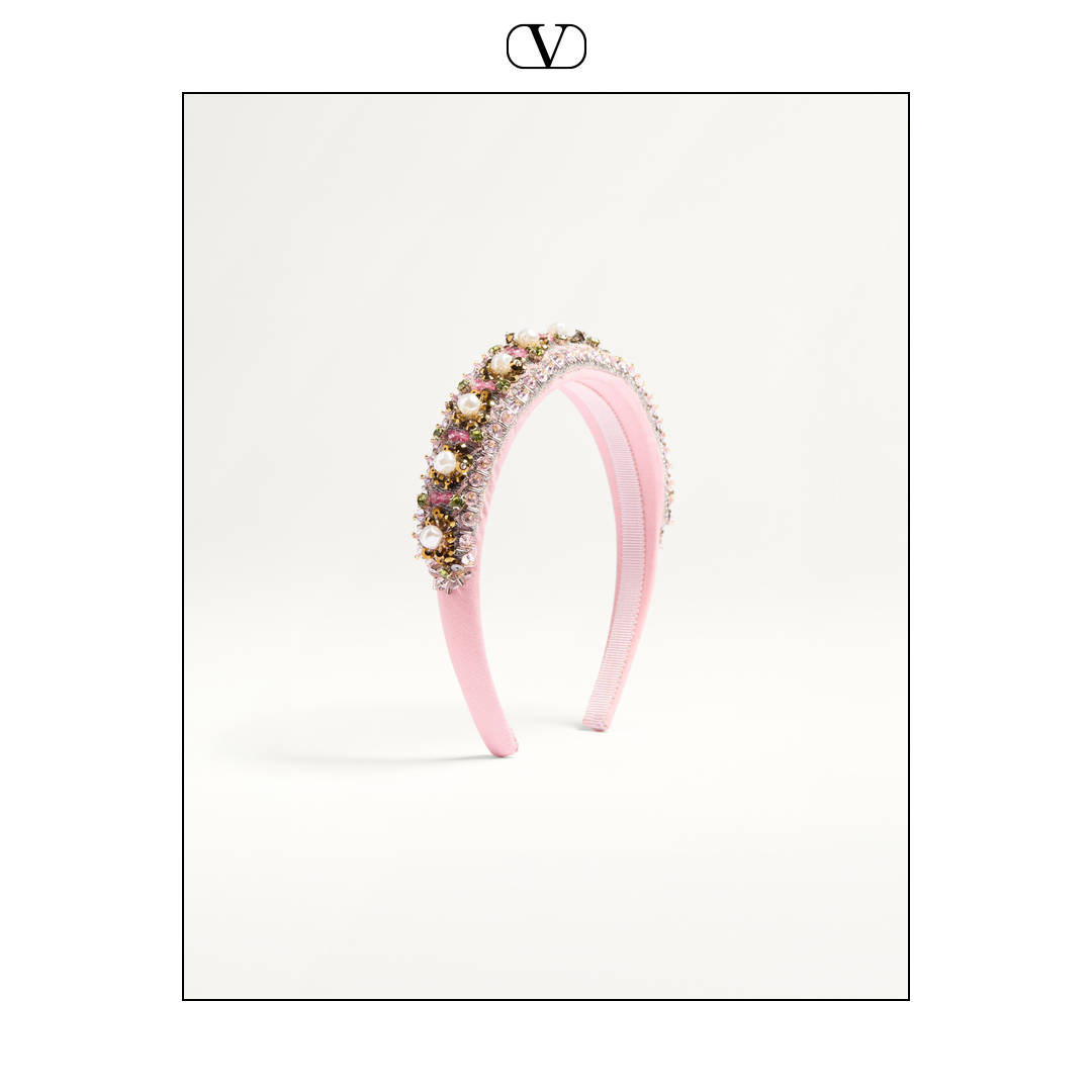 Valentino Facebook ad: Cristaux étincelants et détails emblématiques subliment…