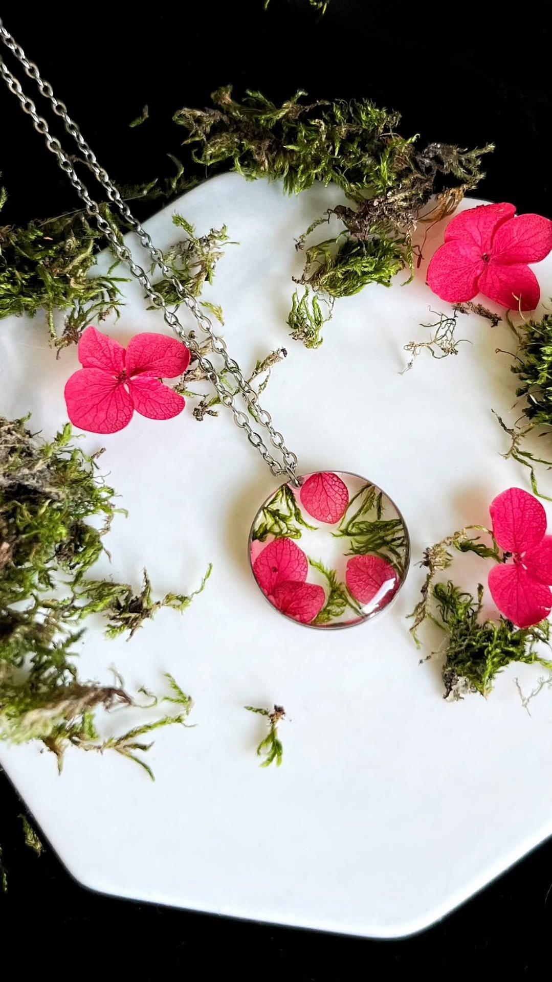 Handmade Flower Jewelry Facebook ad: Free shipping across Lithuania