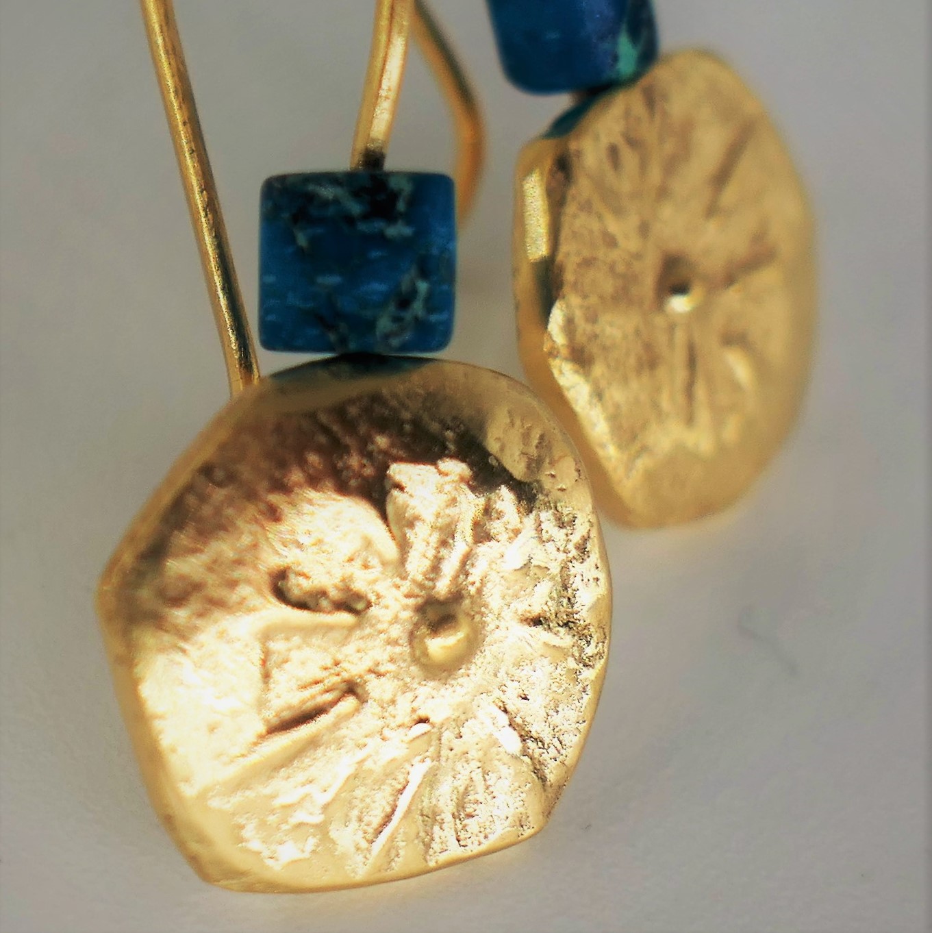 OROCA handmade jewelry Facebook ad: זהב הוא מתכת השמש.