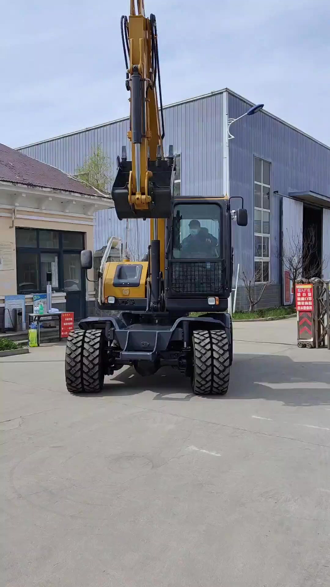 China Hengwang Group-HWmach Facebook ad: Колесные экскаваторы. Ограниченное по времени предложение.